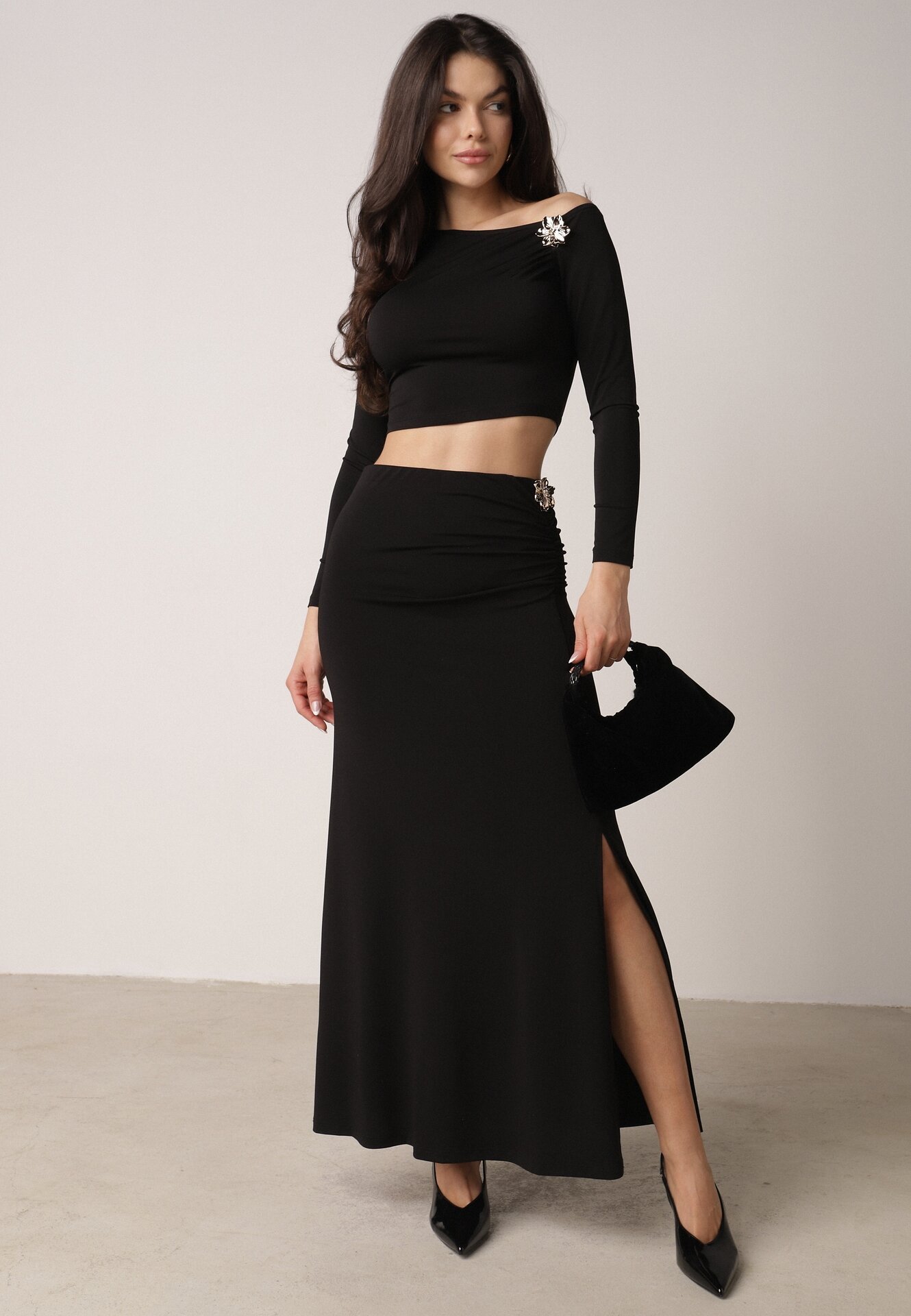 Czarny Marszczony Komplet z Kwiatowymi Aplikacjami Bluzka i Spódnica Bervisse