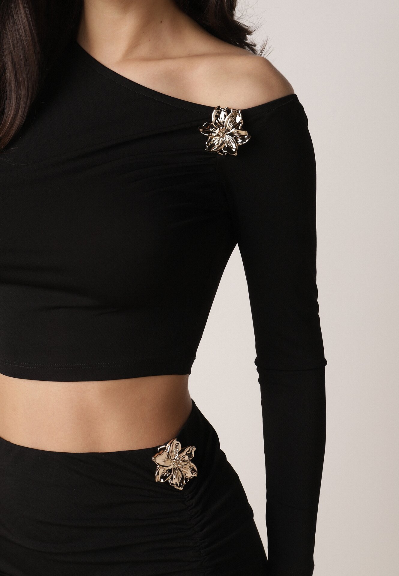 Czarny Marszczony Komplet z Kwiatowymi Aplikacjami Bluzka i Spódnica Bervisse