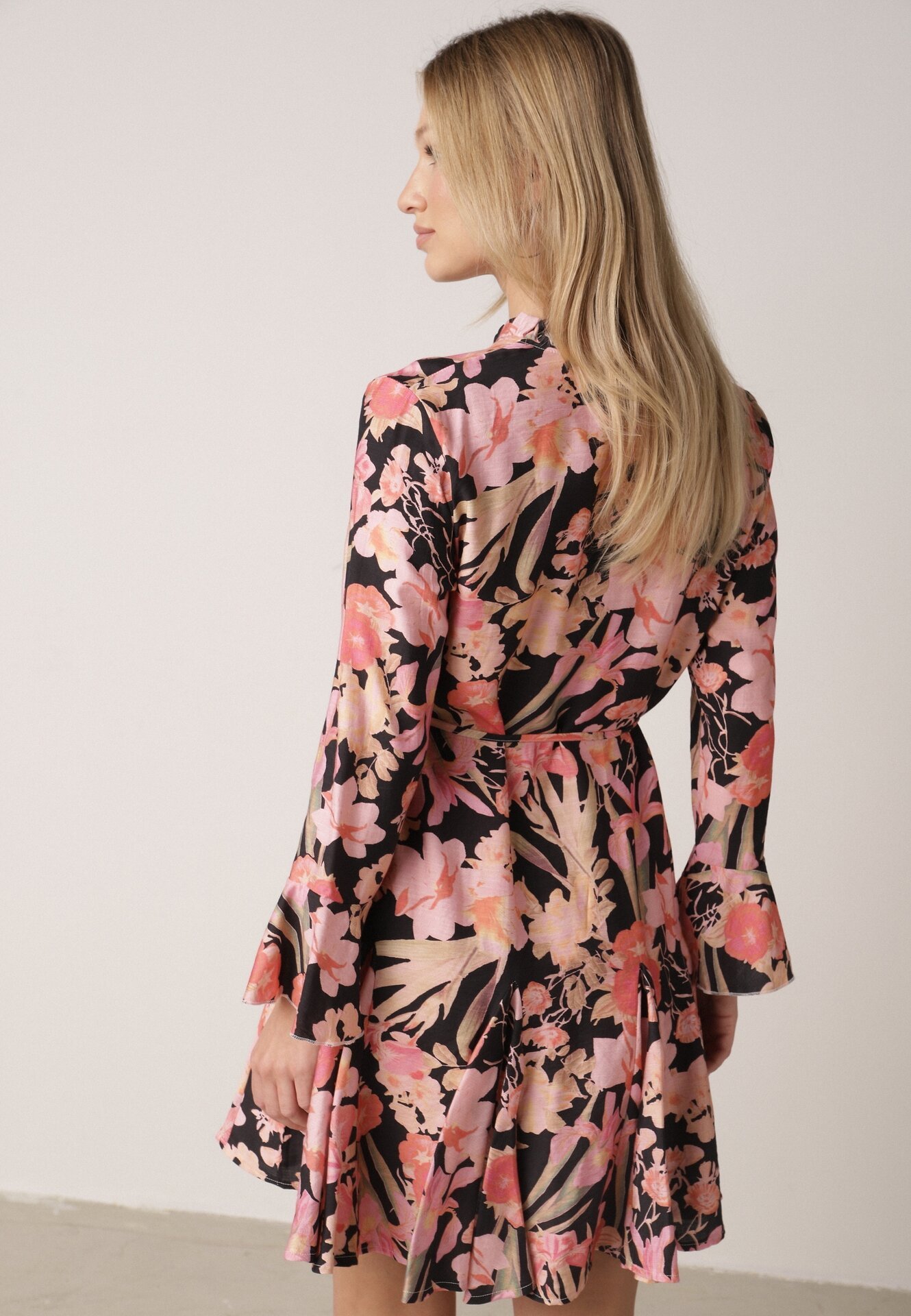 Czarna Wiskozowa Rozkloszowana Sukienka w Kwiaty z Paskiem  Sinthea