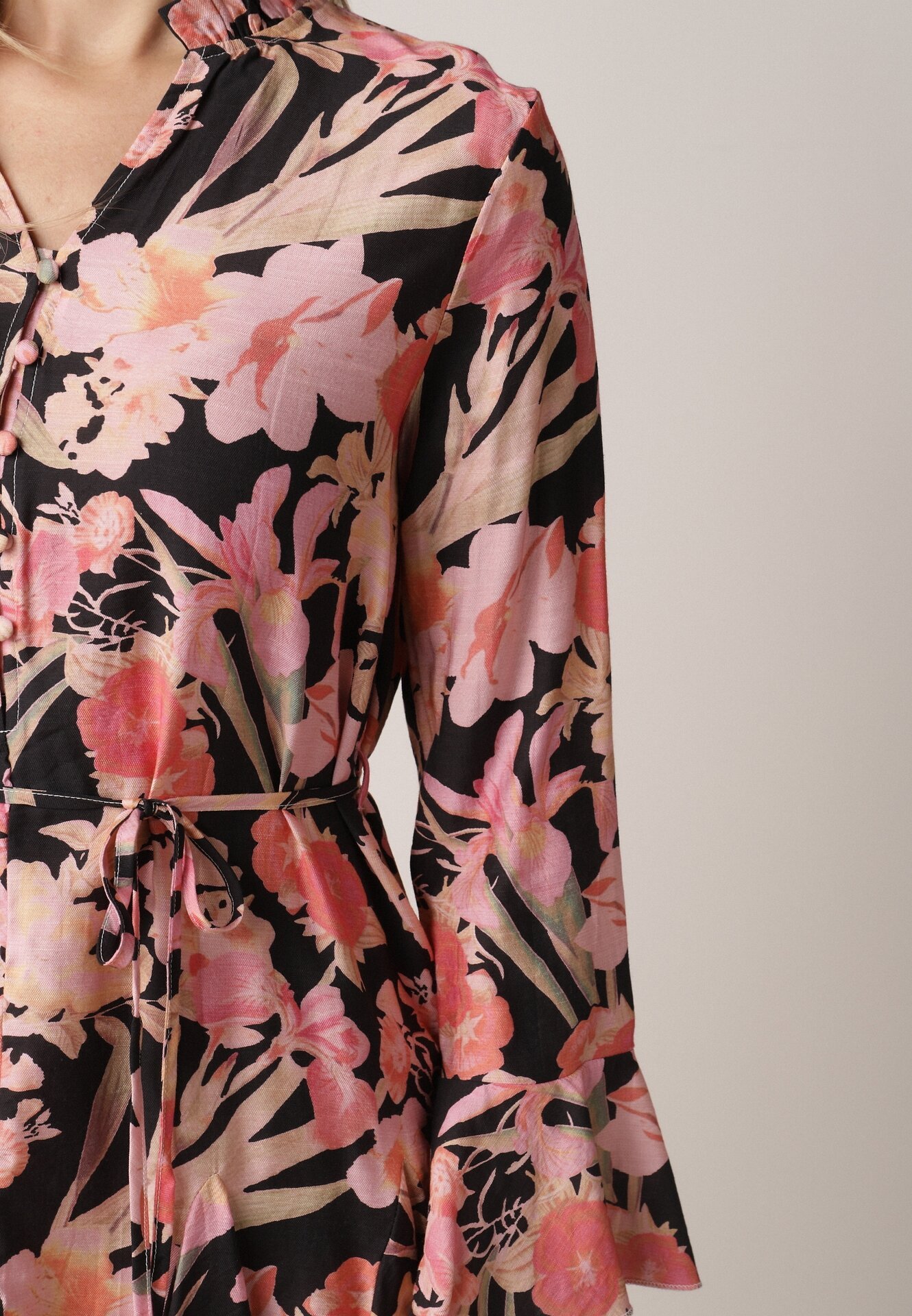 Czarna Wiskozowa Rozkloszowana Sukienka w Kwiaty z Paskiem  Sinthea