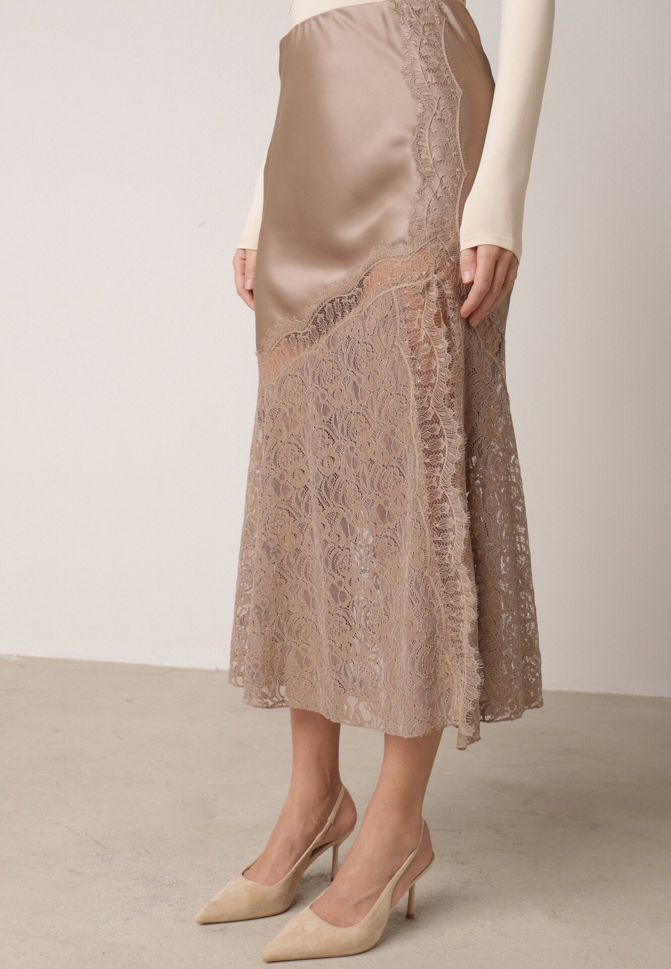 Beżowa Spódnica z Satyny z Koronką i Rozcięciem na Nogę Doritana