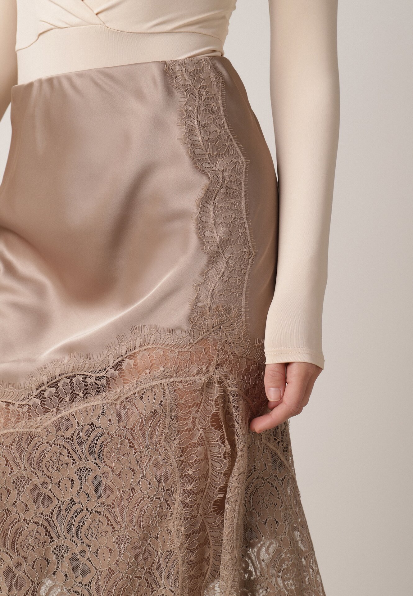 Beżowa Spódnica z Satyny z Koronką i Rozcięciem na Nogę Doritana