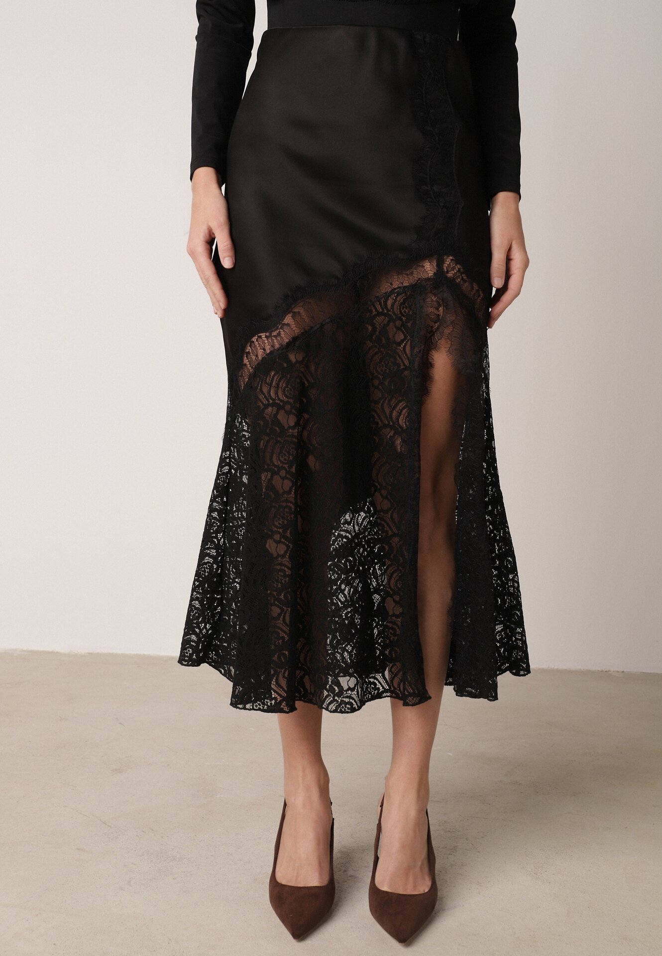 Czarna Spódnica z Satyny z Koronką i Rozcięciem na Nogę Doritana