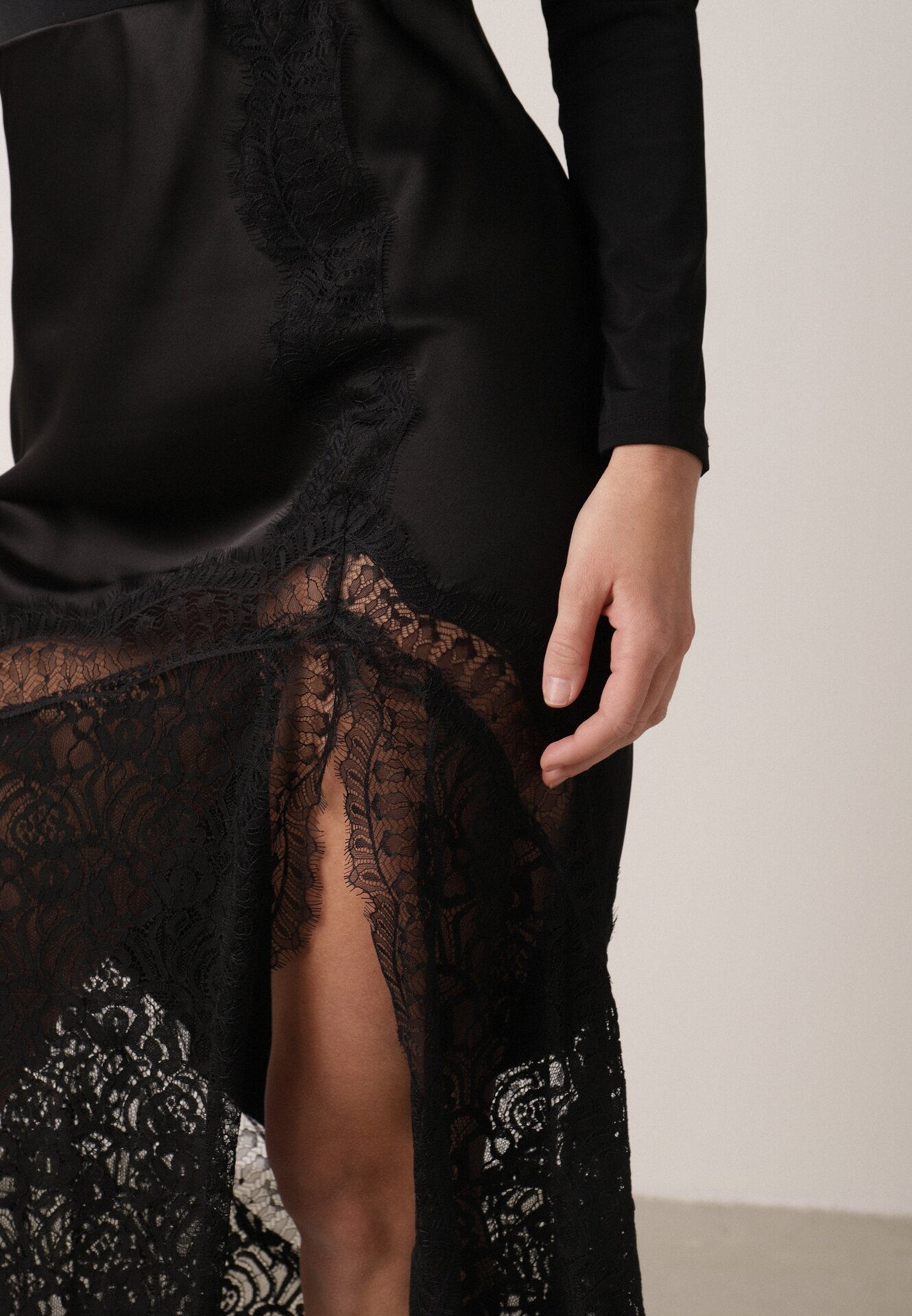 Czarna Spódnica z Satyny z Koronką i Rozcięciem na Nogę Doritana