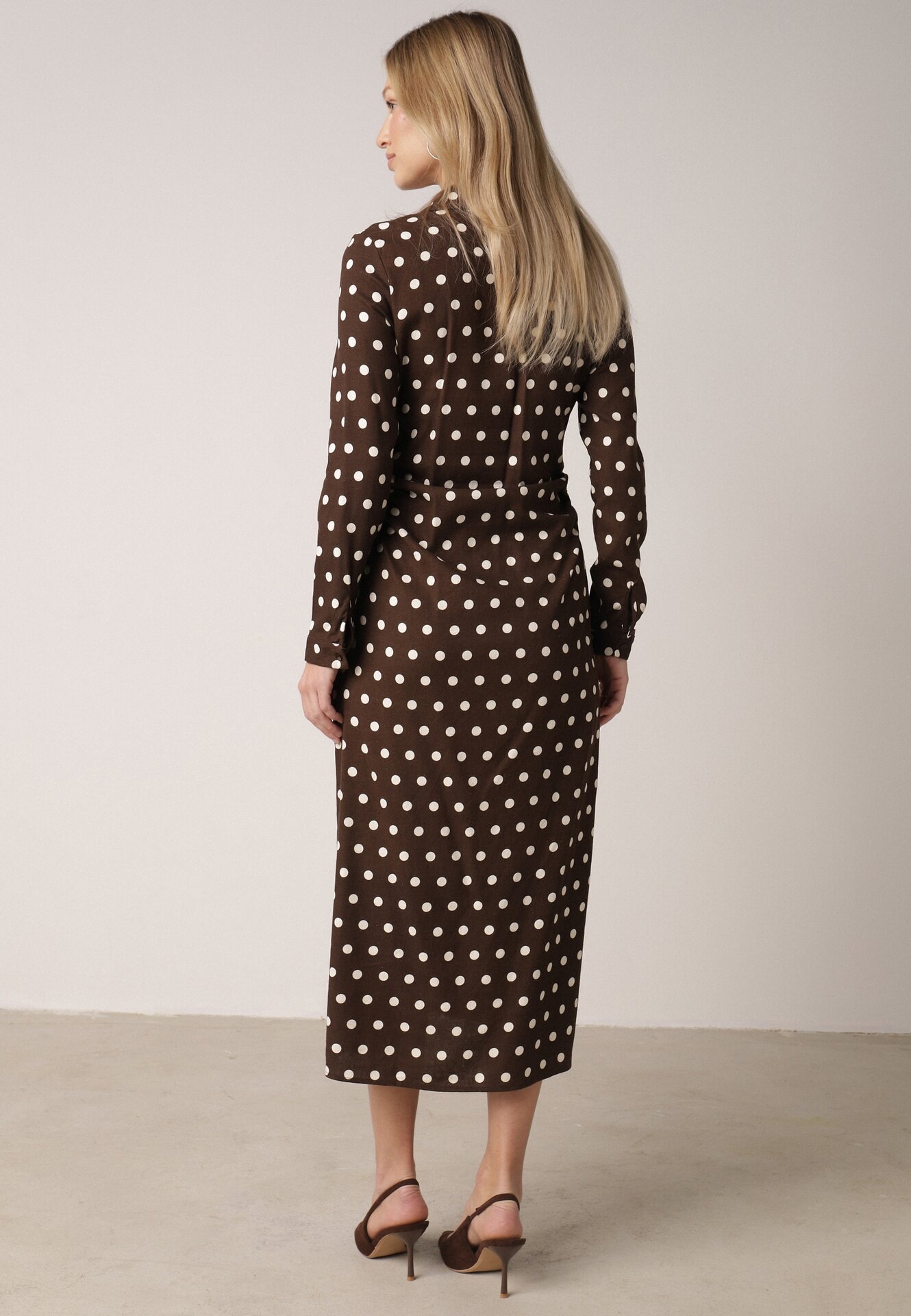 Brązowa Wiskozowa Sukienka Koszulowa z Domieszką Lnu z Marszczeniem Besirra