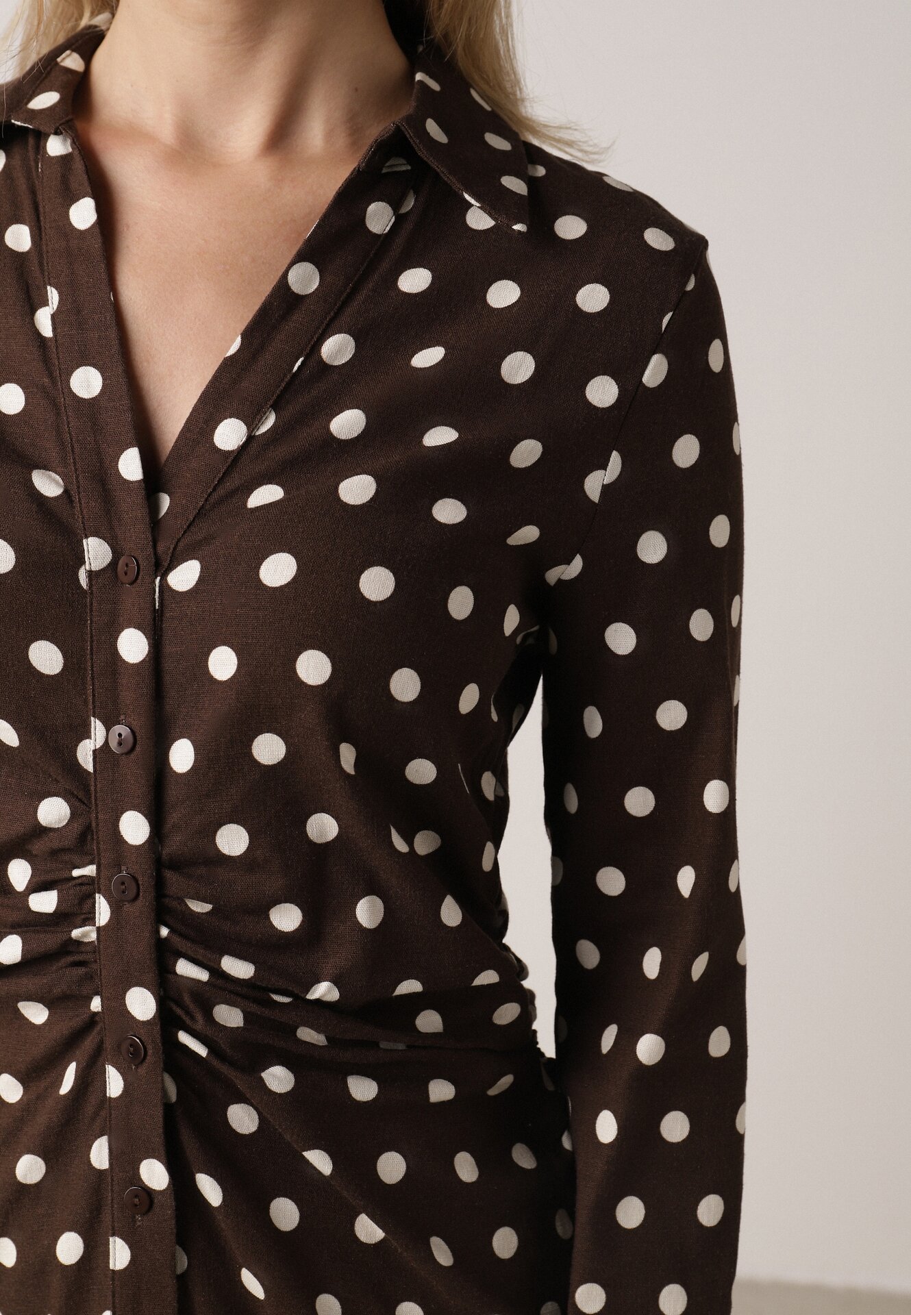 Brązowa Wiskozowa Sukienka Koszulowa z Domieszką Lnu z Marszczeniem Besirra