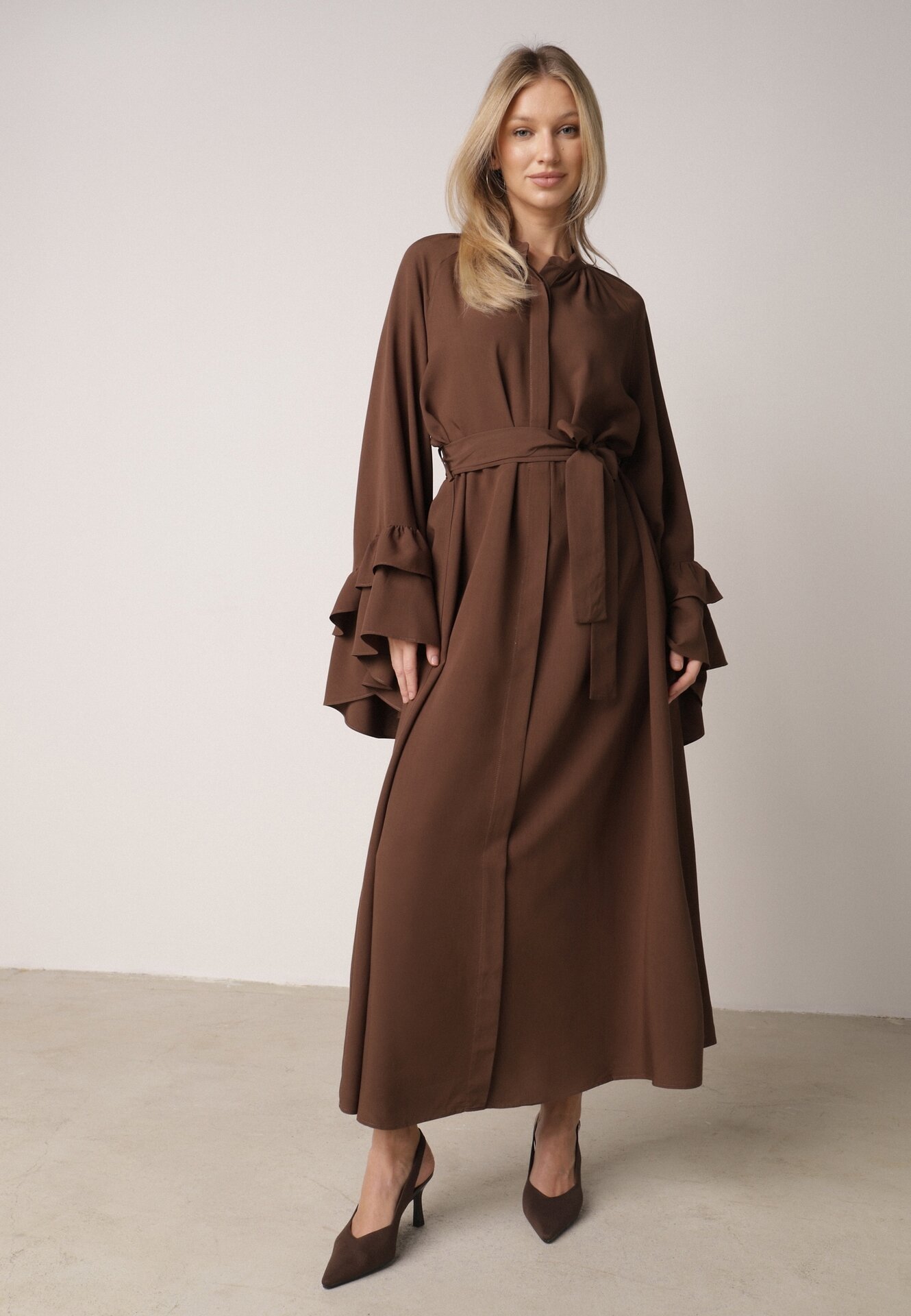 Brązowa Wiskozowa Sukienka Koszulowa z Falbanami przy Rękawach i Paskiem Dinirae