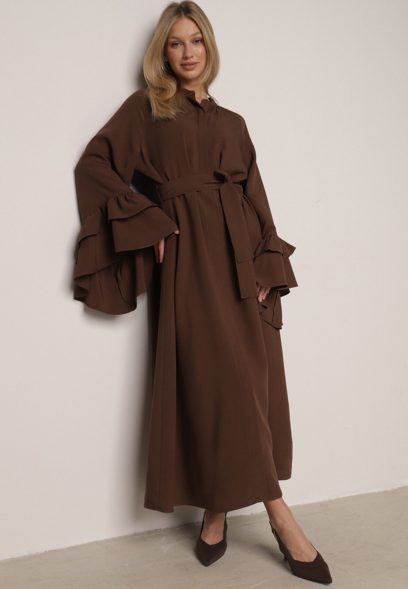 Brązowa Wiskozowa Sukienka Koszulowa z Falbanami przy Rękawach i Paskiem Dinirae