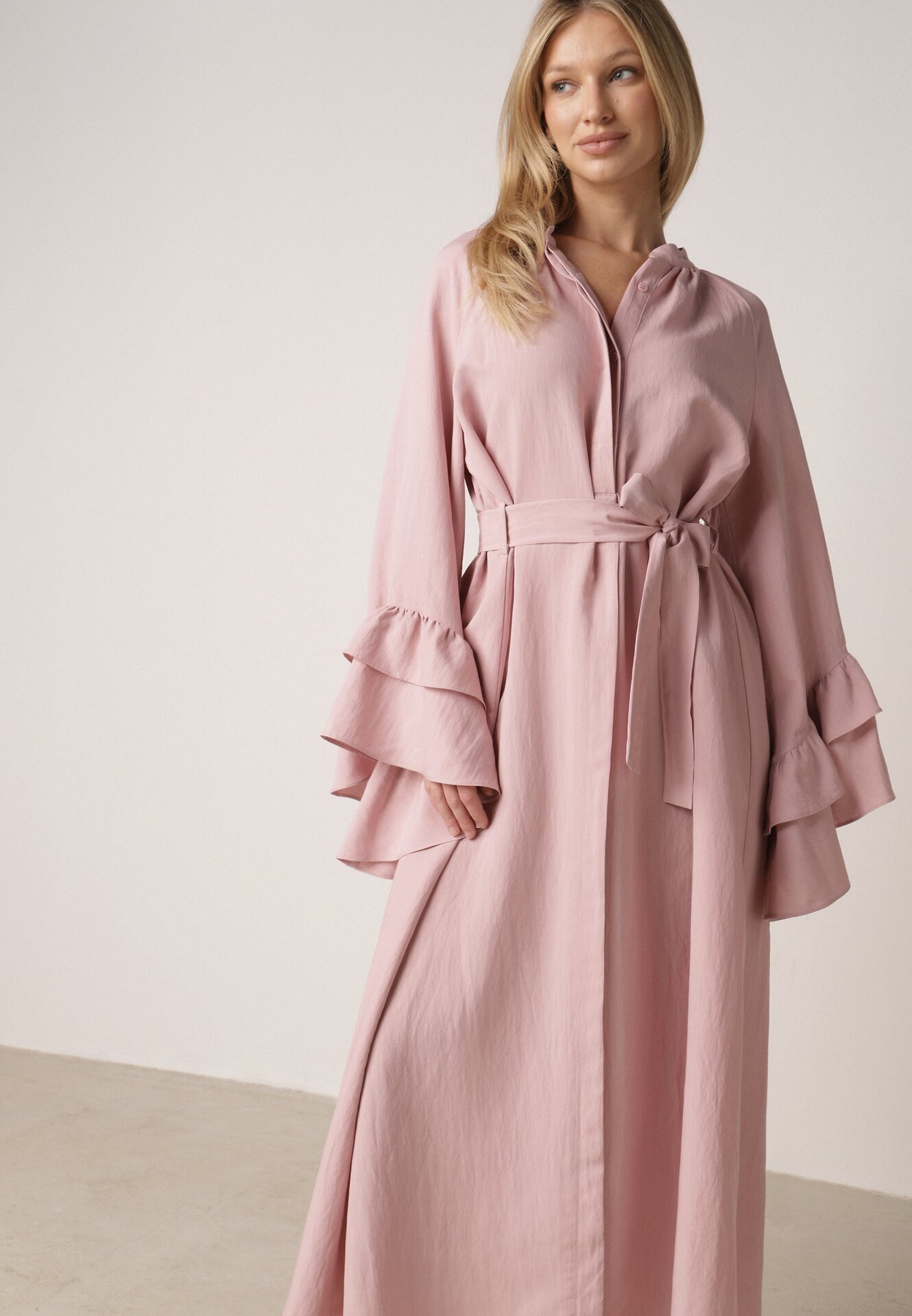 Różowa Wiskozowa Sukienka Koszulowa z Falbanami przy Rękawach i Paskiem Dinirae