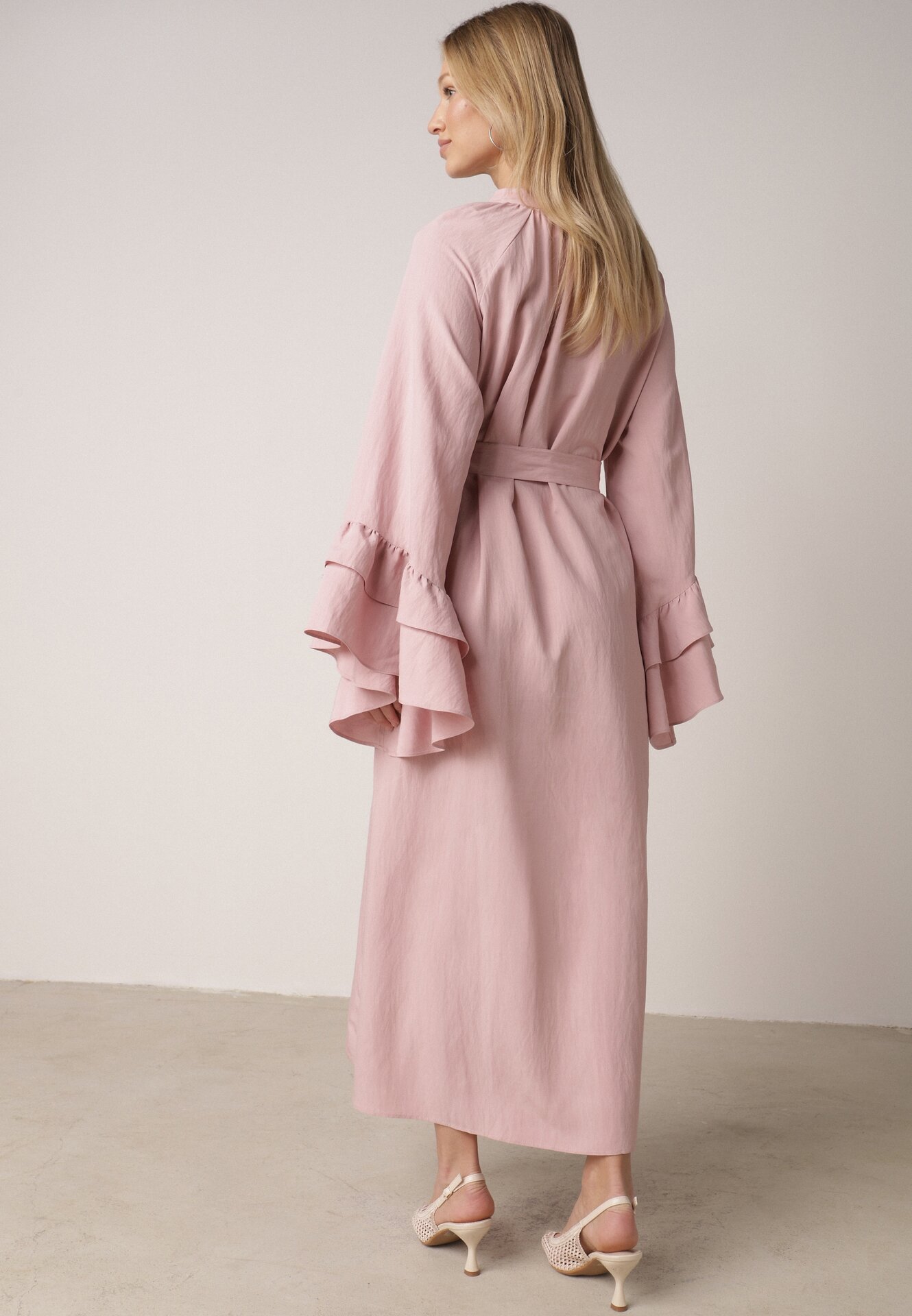 Różowa Wiskozowa Sukienka Koszulowa z Falbanami przy Rękawach i Paskiem Dinirae