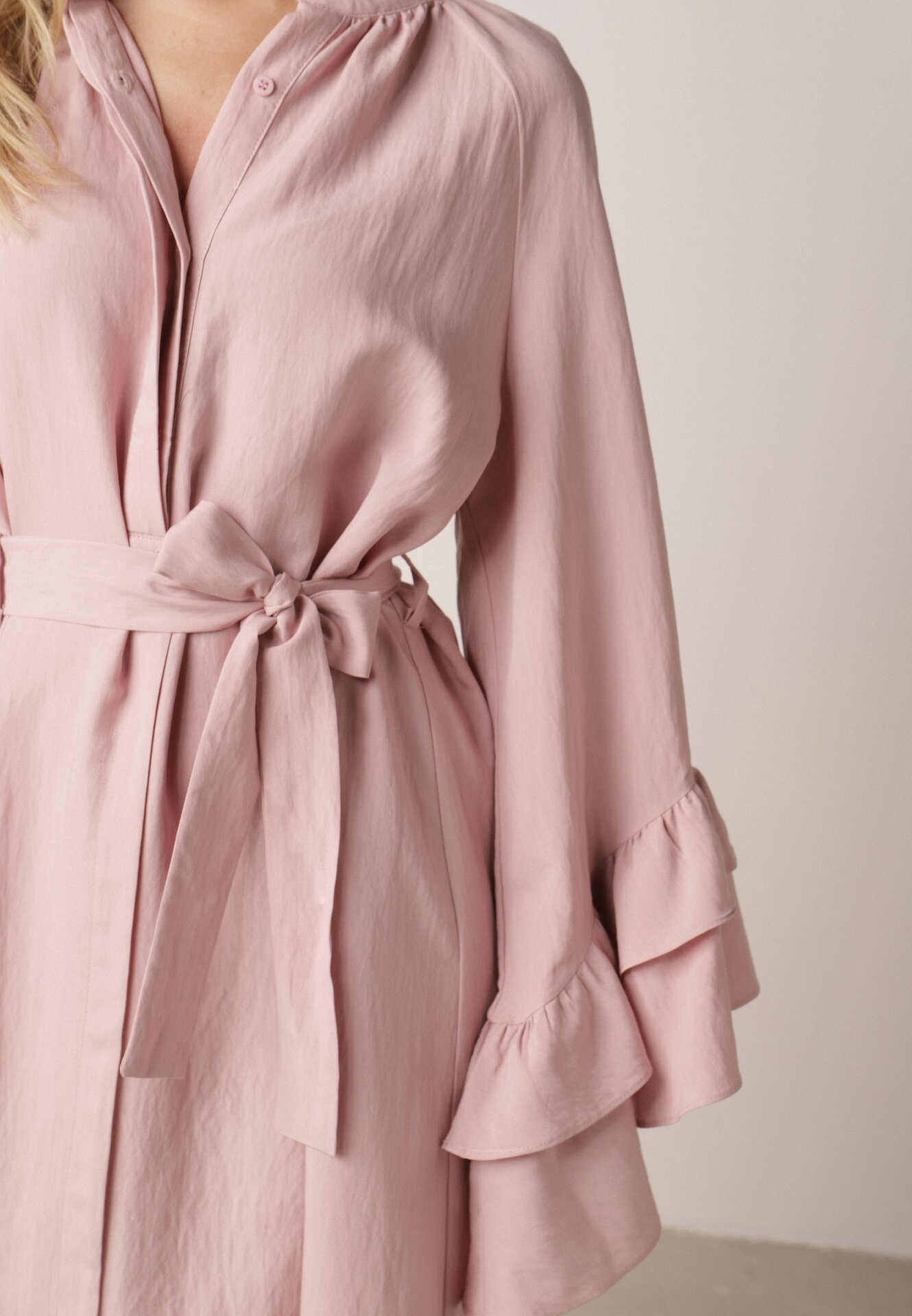 Różowa Wiskozowa Sukienka Koszulowa z Falbanami przy Rękawach i Paskiem Dinirae