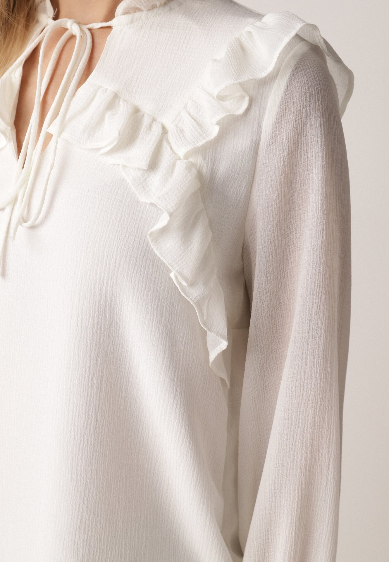 Biała Romantyczna Bluzka z Falbankami i Wiązaniem przy Dekolcie Zeaniyana