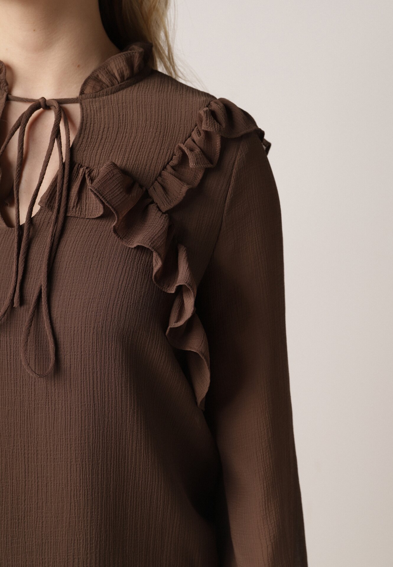 Brązowa Romantyczna Bluzka z Falbankami i Wiązaniem przy Dekolcie Zeaniyana