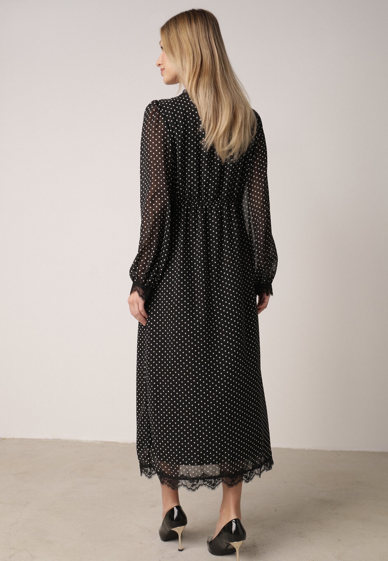 Czarna Sukienka w Kropki z Koronką i Transparentnymi Rękawami Hetiera