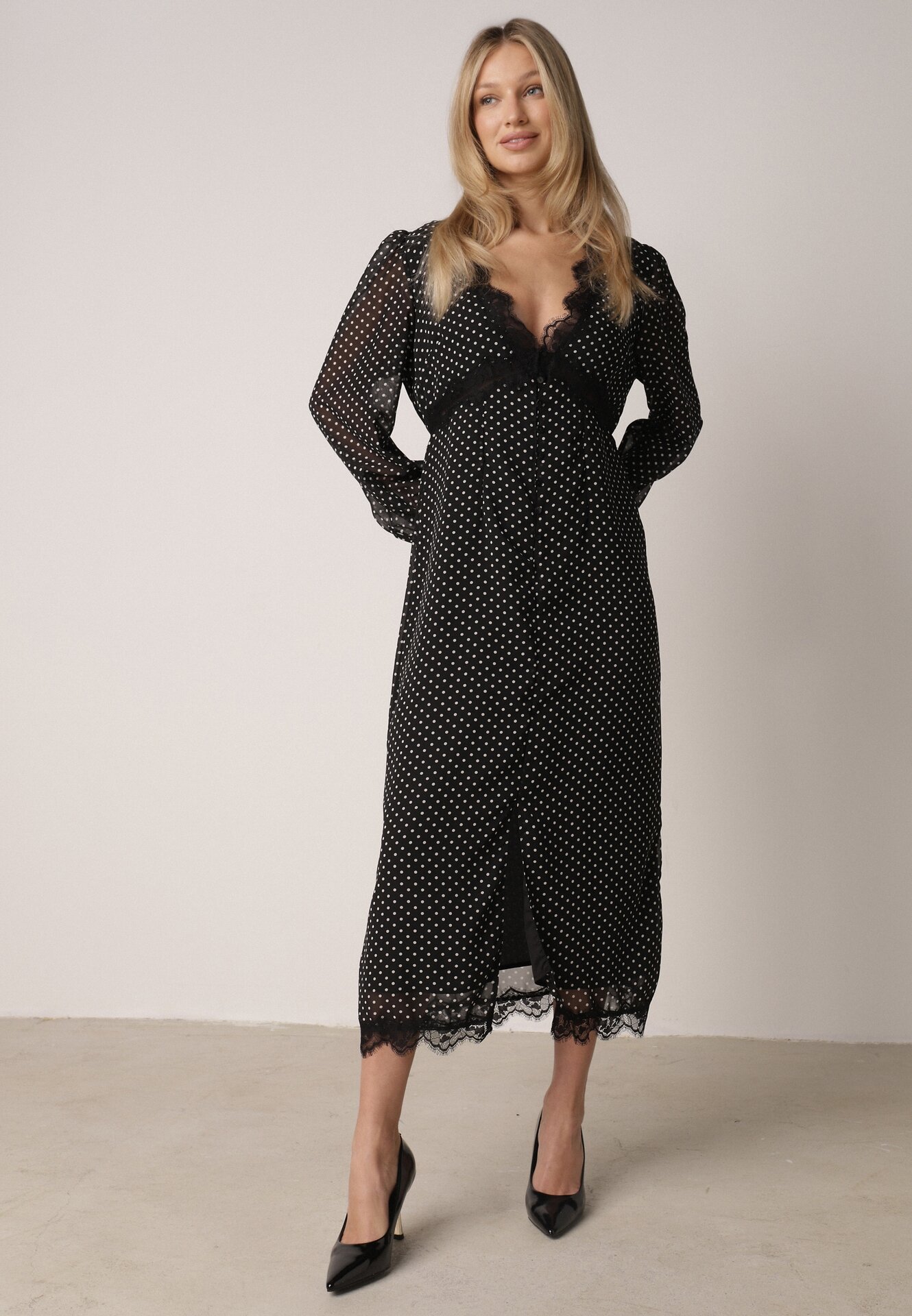 Czarna Sukienka w Kropki z Koronką i Transparentnymi Rękawami Hetiera