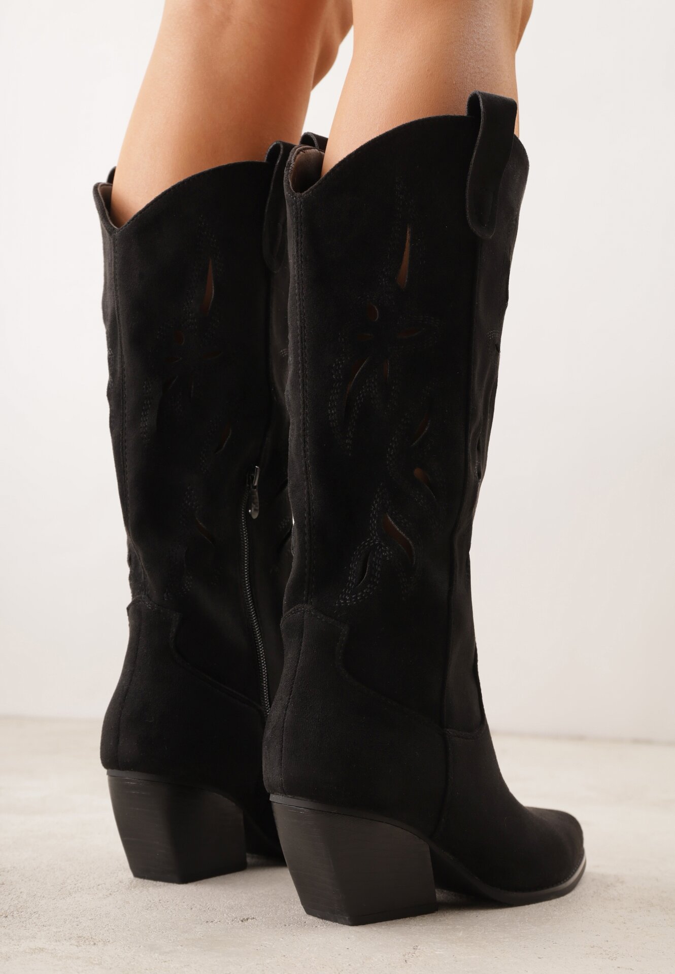 Czarne Kozaki Kowbojki na Stożkowym Obcasie z Ażurową Cholewką Tidanna