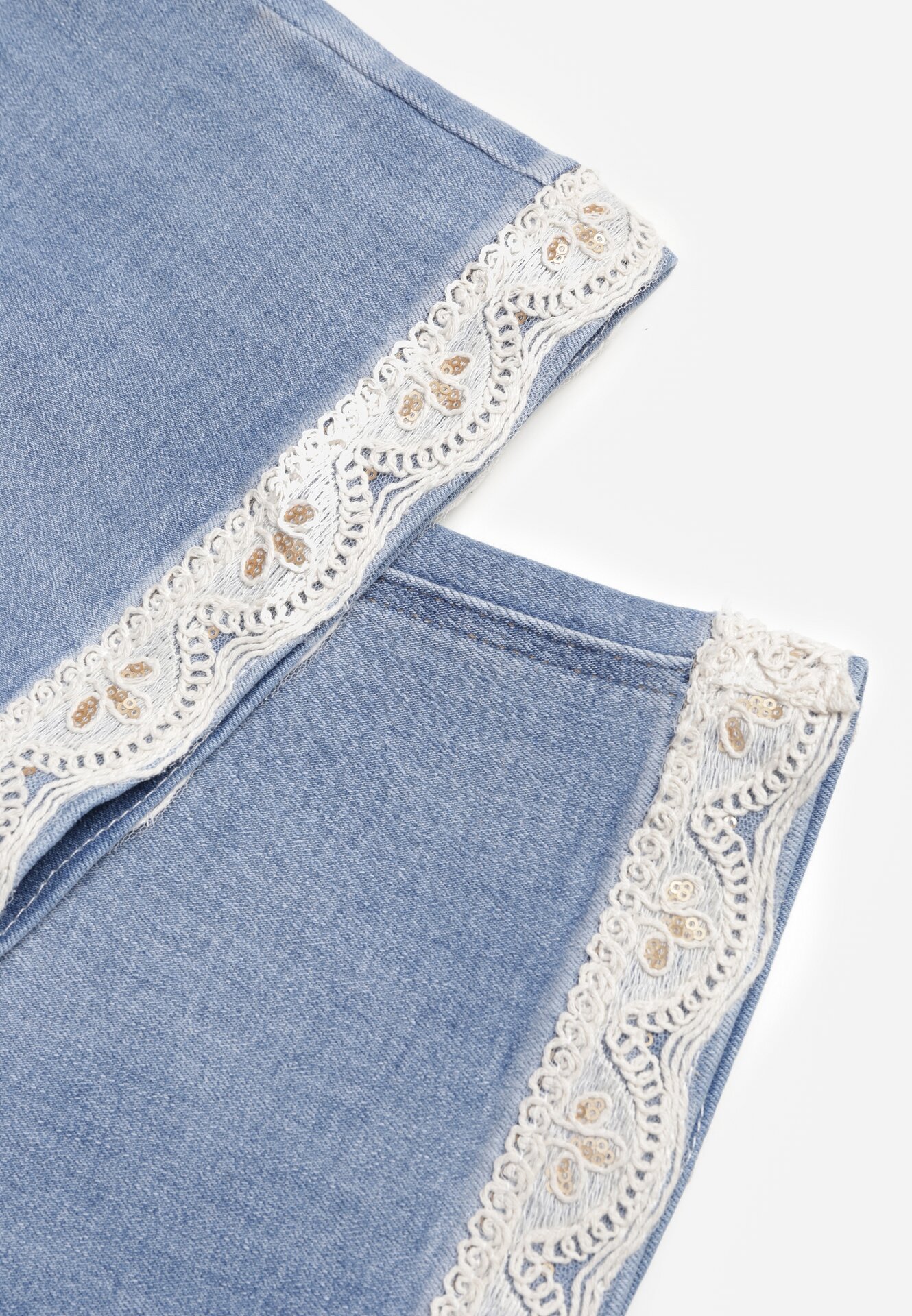 Niebieskie Szerokie Jeansy Ozdobione na Dole Koronką Salioneth