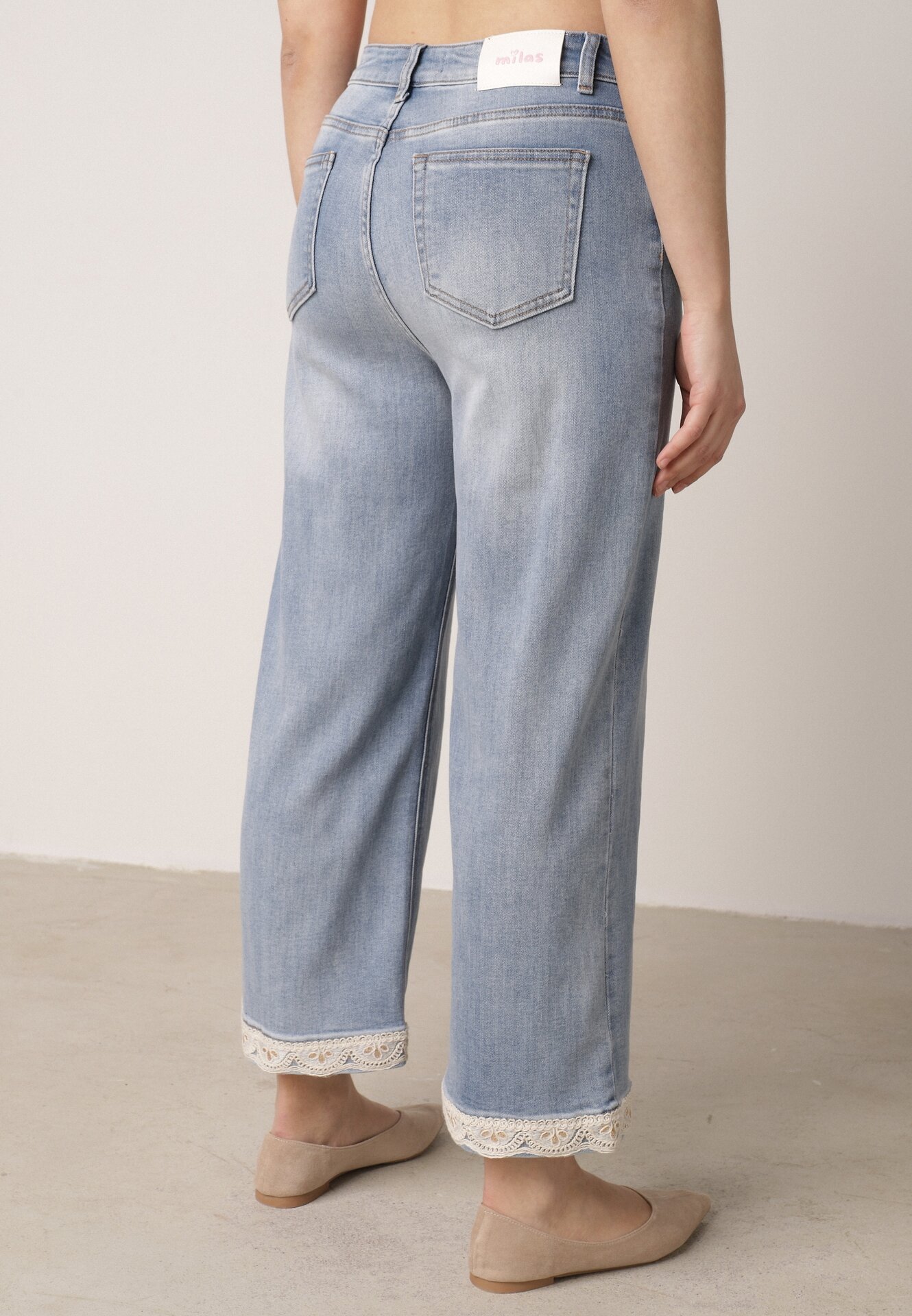 Niebieskie Szerokie Jeansy Ozdobione na Dole Koronką Salioneth