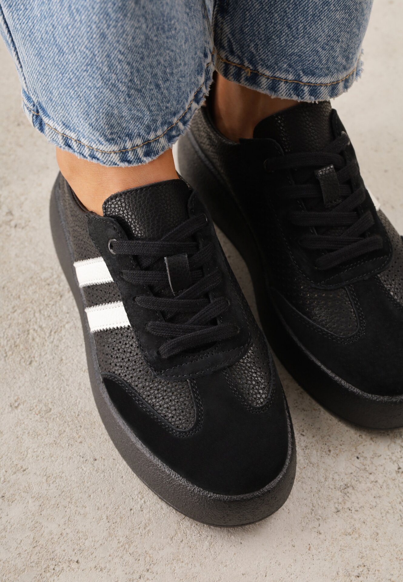 Czarne Skórzane Sneakersy na Grubej Podeszwie Ozdobione  Paskami i Perforacją Wiefia