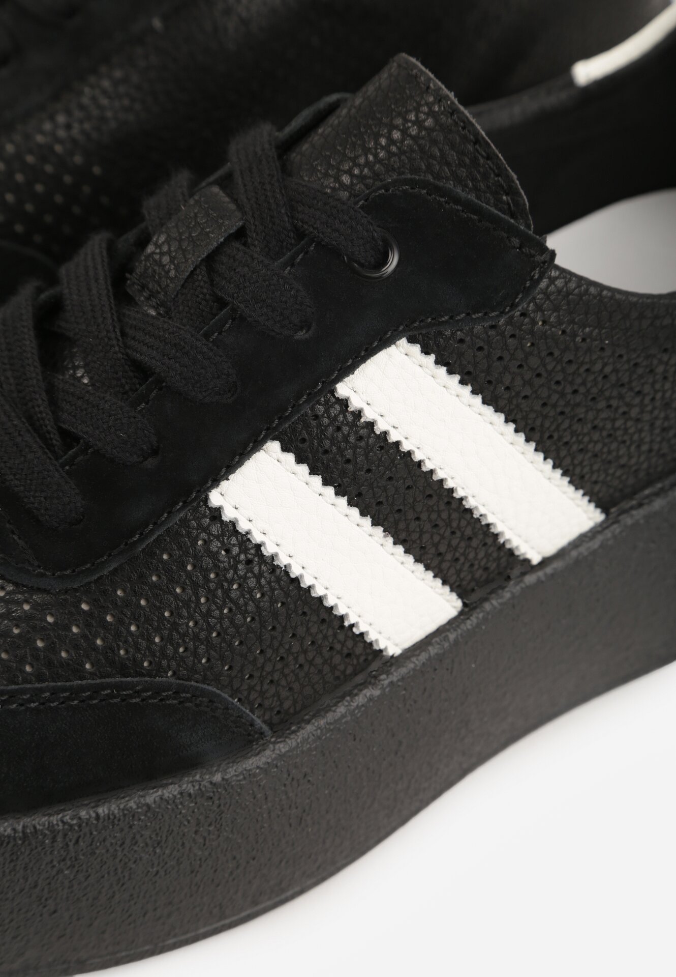 Czarne Skórzane Sneakersy na Grubej Podeszwie Ozdobione  Paskami i Perforacją Wiefia