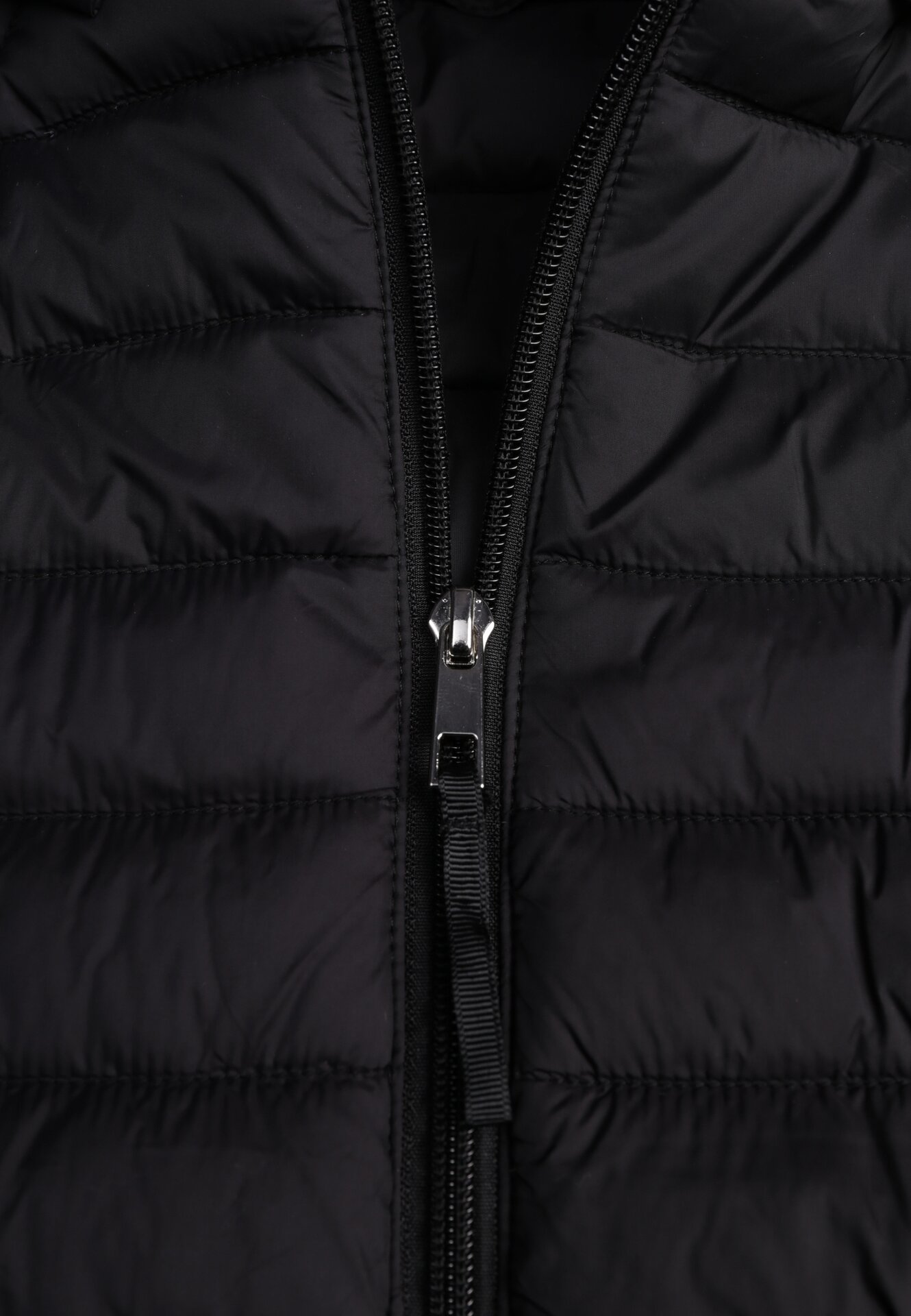 Czarna Klasyczna Kurtka Przejściowa z Pikowaniem i Odpinanym Kapturem Pretiella