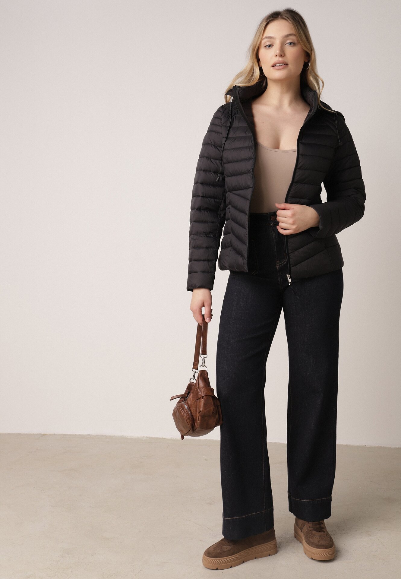 Czarna Klasyczna Kurtka Przejściowa z Pikowaniem i Odpinanym Kapturem Pretiella