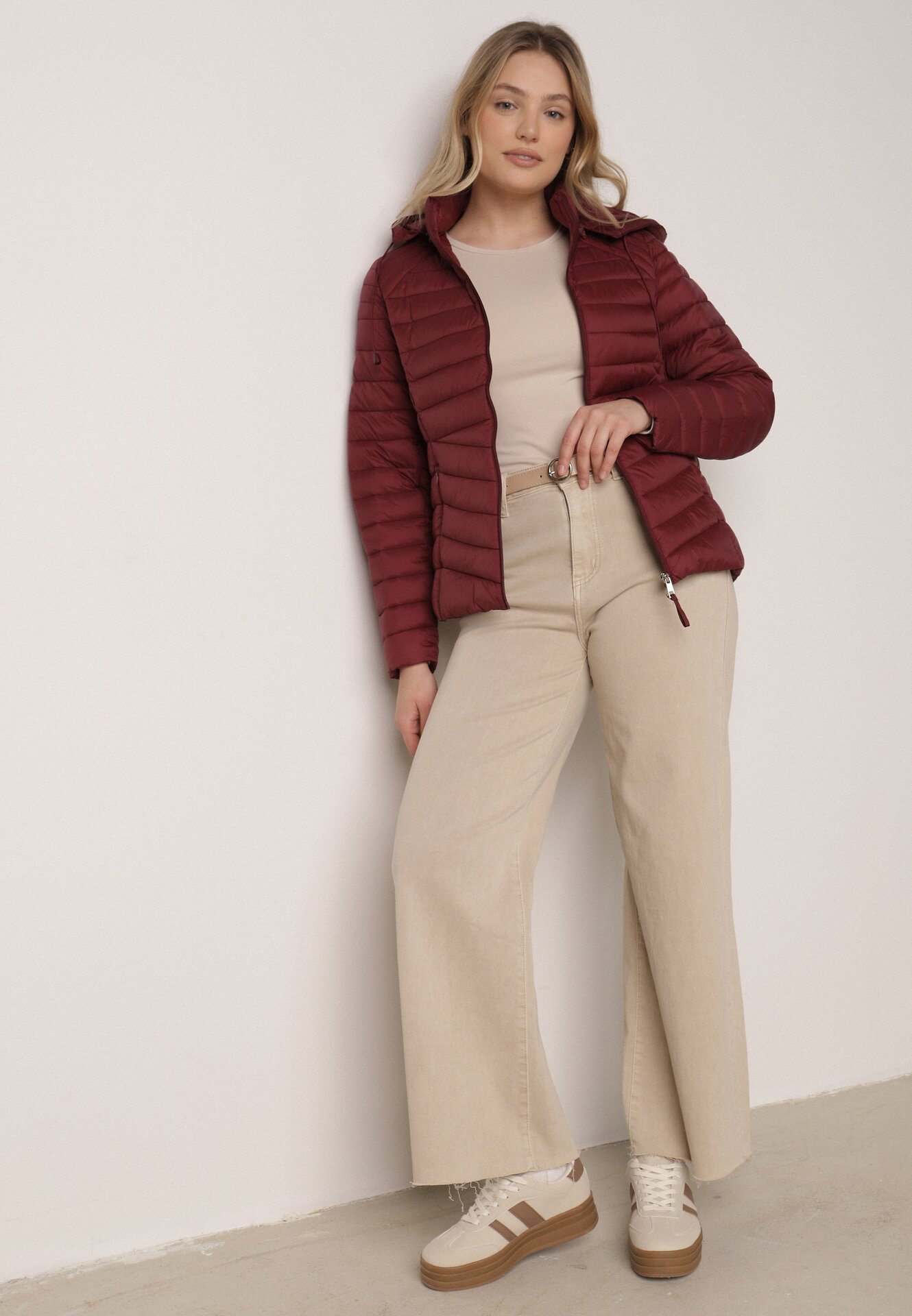 Bordowa Klasyczna Kurtka Przejściowa z Pikowaniem i Odpinanym Kapturem Pretiella