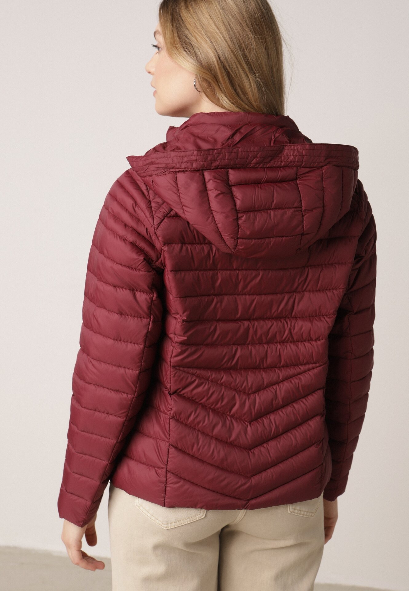 Bordowa Klasyczna Kurtka Przejściowa z Pikowaniem i Odpinanym Kapturem Pretiella
