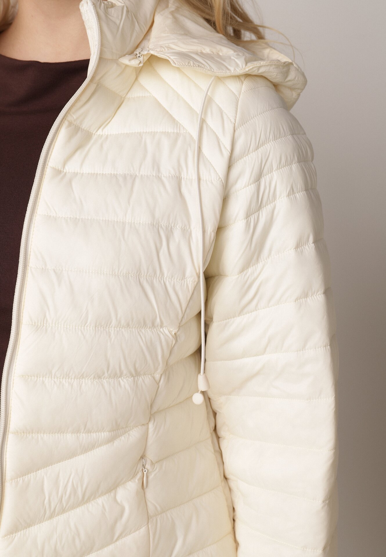 Jasnobeżowa Klasyczna Kurtka Przejściowa z Pikowaniem i Odpinanym Kapturem Pretiella