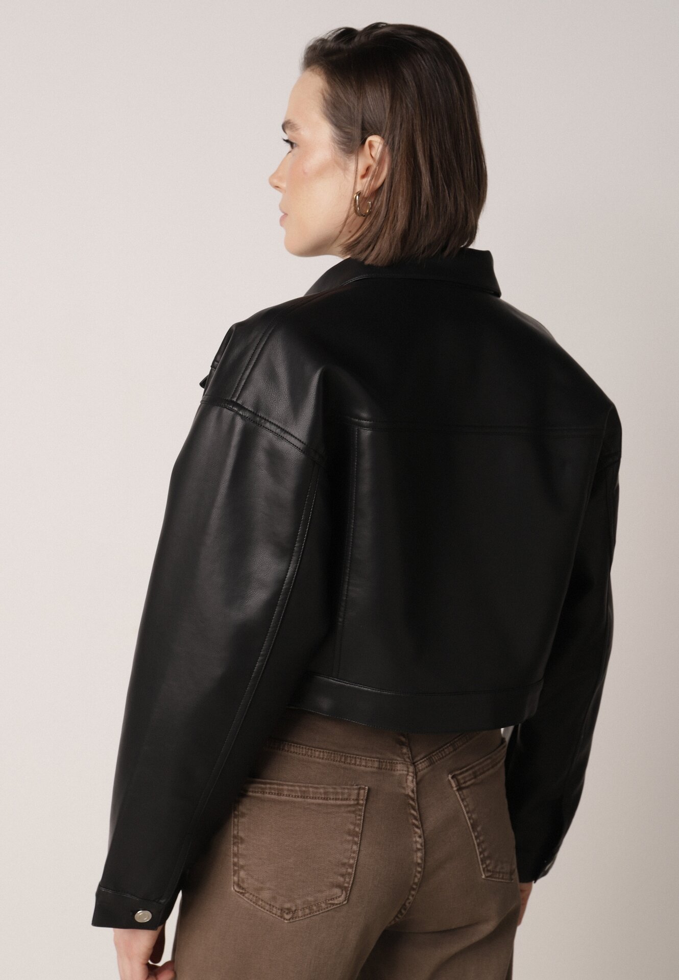 Czarna Kurtka Ramoneska o Krótkim Koszulowym Kroju Savalorne