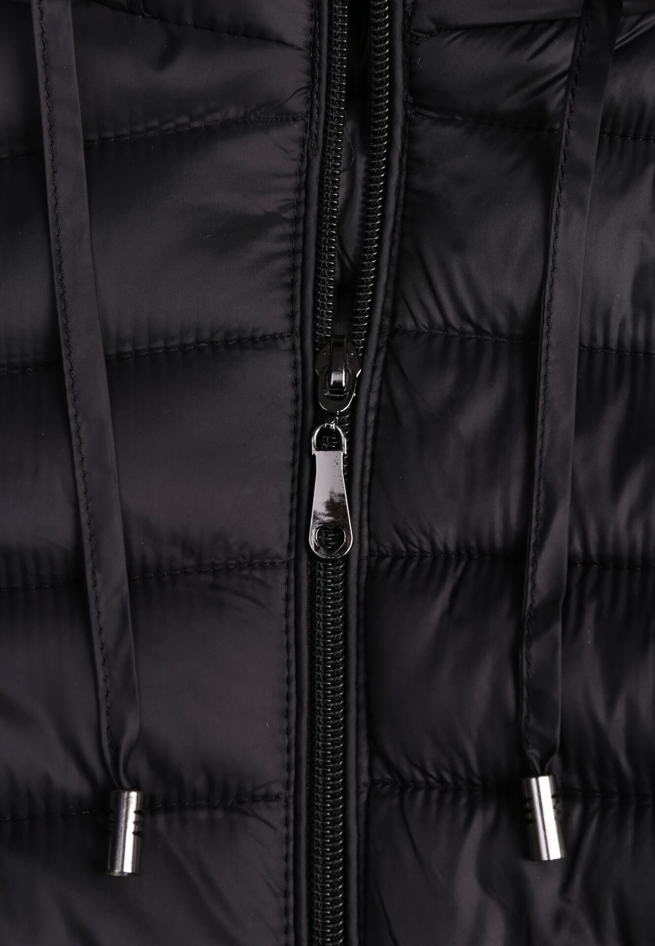 Czarna Klasyczna Kurtka Przejściowa z Pikowaniem i Odpinanym Kapturem Fezizola