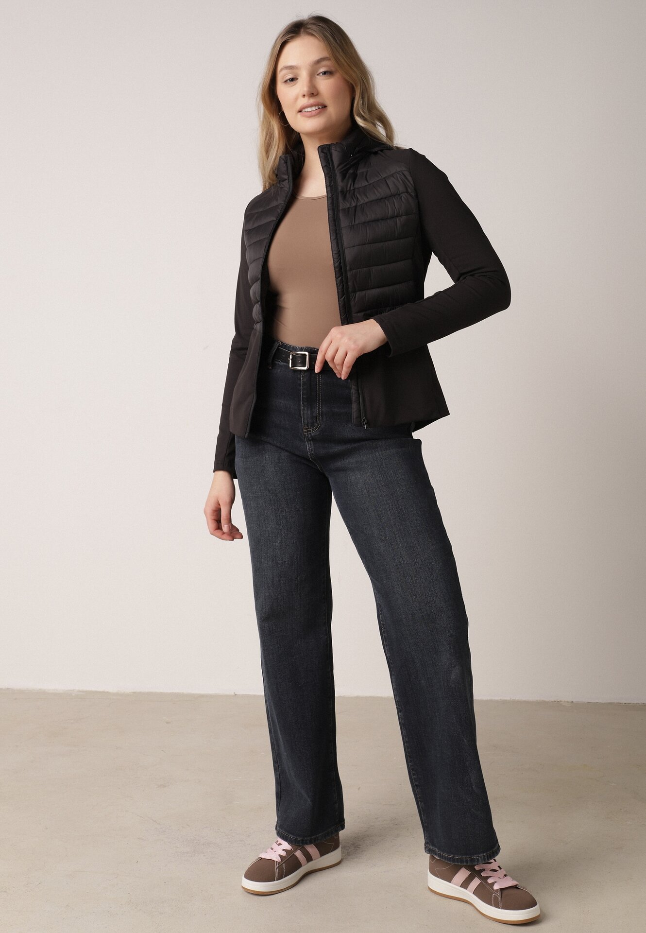 Czarna Pikowana Kurtka Przejściowa z Kapturem i Elastycznymi Rękawami Nikitha