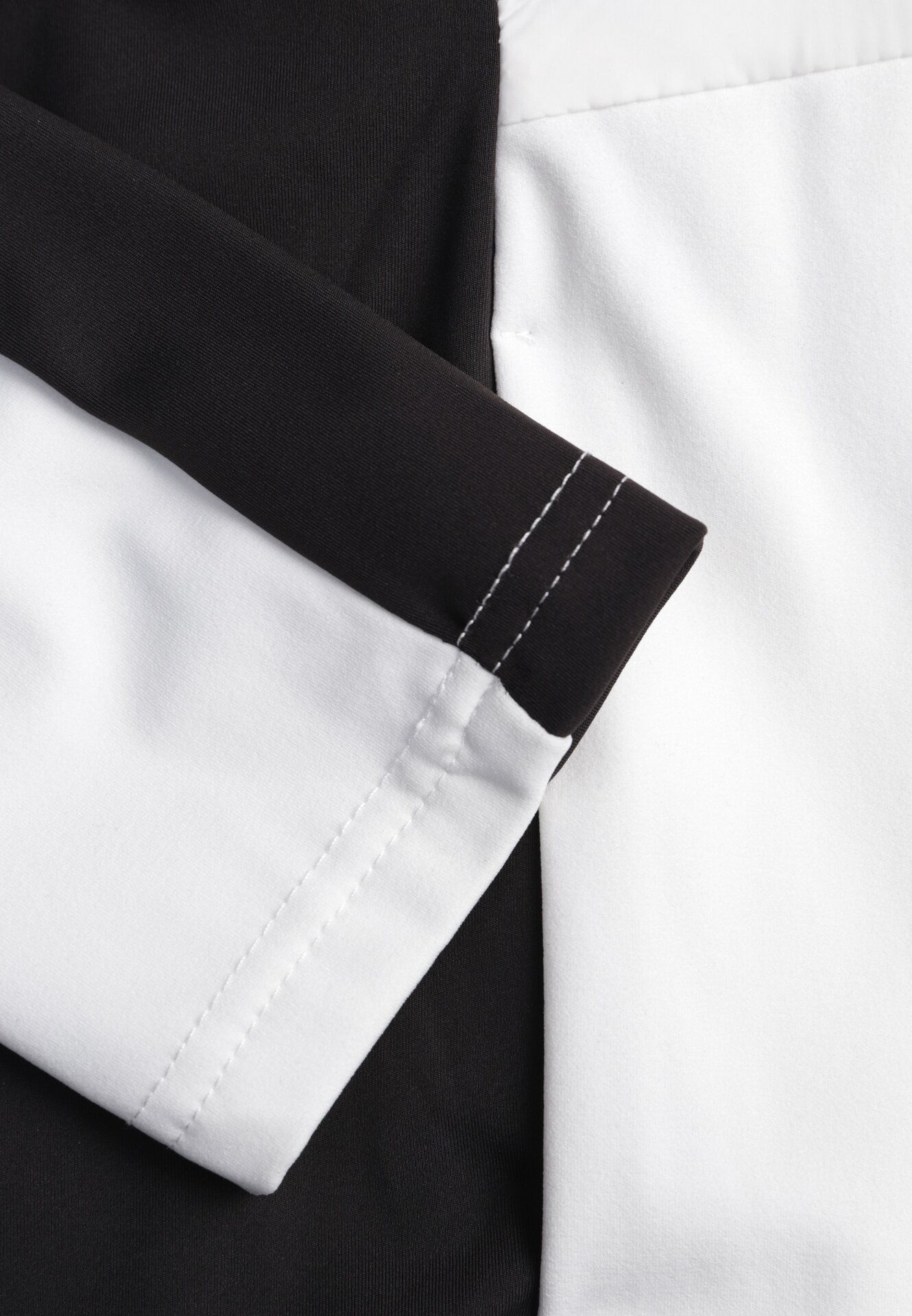 Biała Pikowana Kurtka Przejściowa z Kapturem i Elastycznymi Rękawami Nikitha