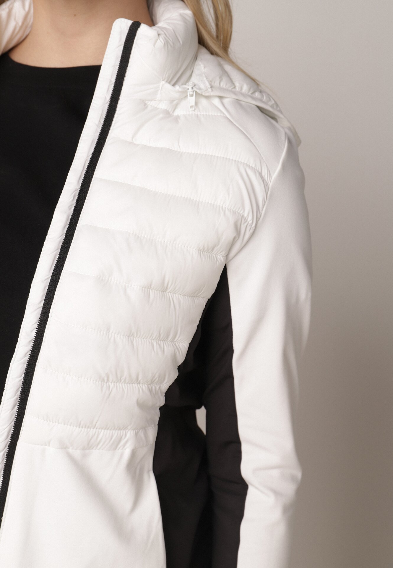 Biała Pikowana Kurtka Przejściowa z Kapturem i Elastycznymi Rękawami Nikitha