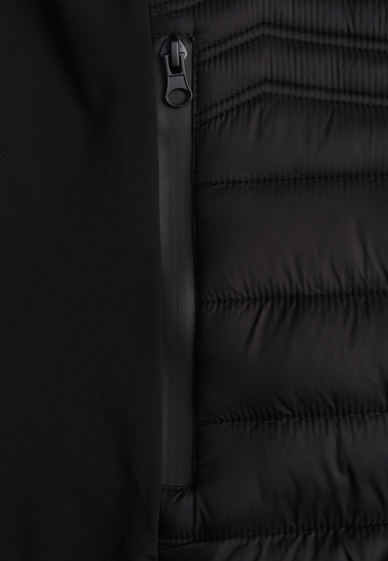 Czarna Pikowana Kurtka Przejściowa z Kapturem i Elastycznymi Panelami Feziala