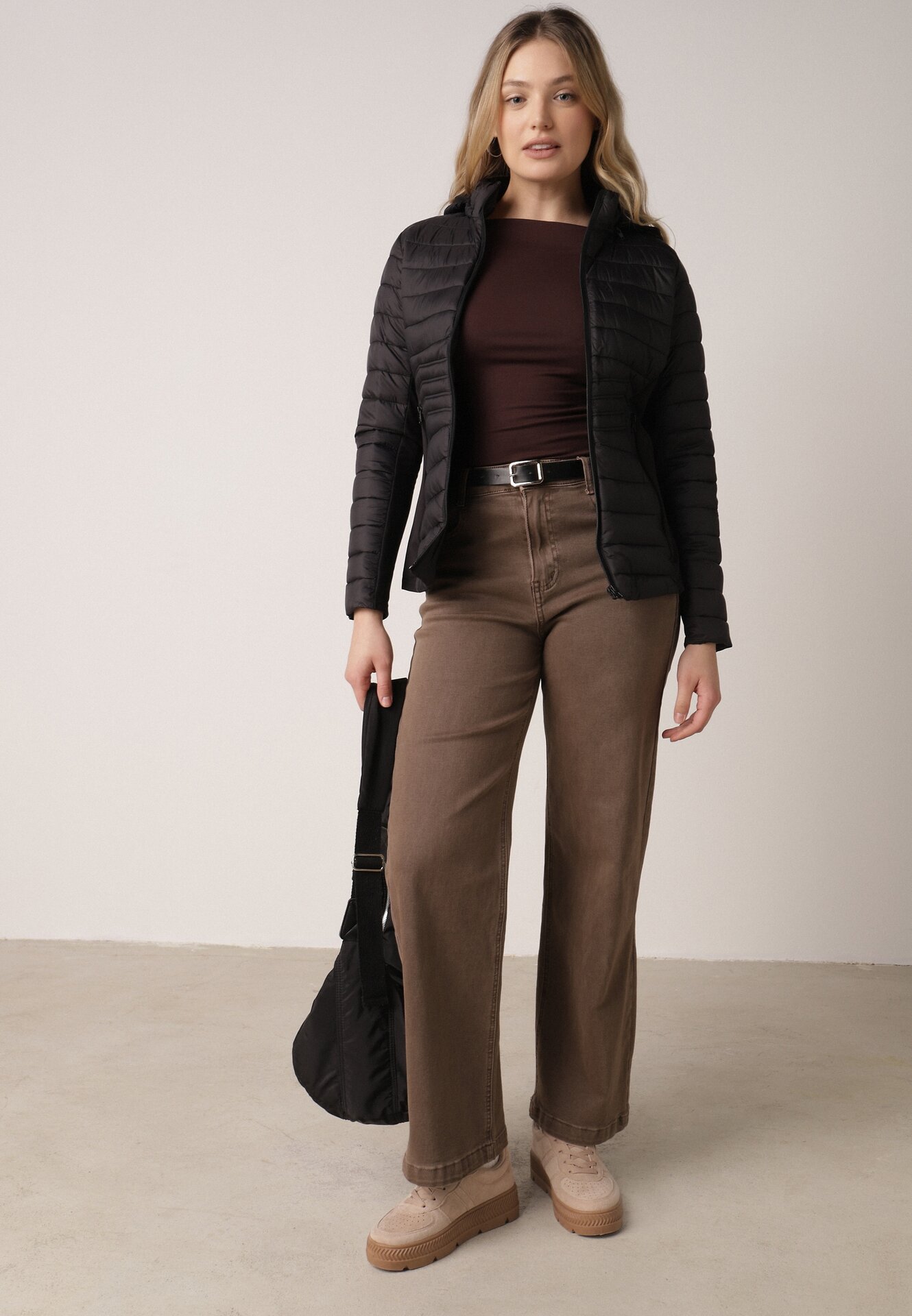 Czarna Pikowana Kurtka Przejściowa z Kapturem i Elastycznymi Panelami Feziala