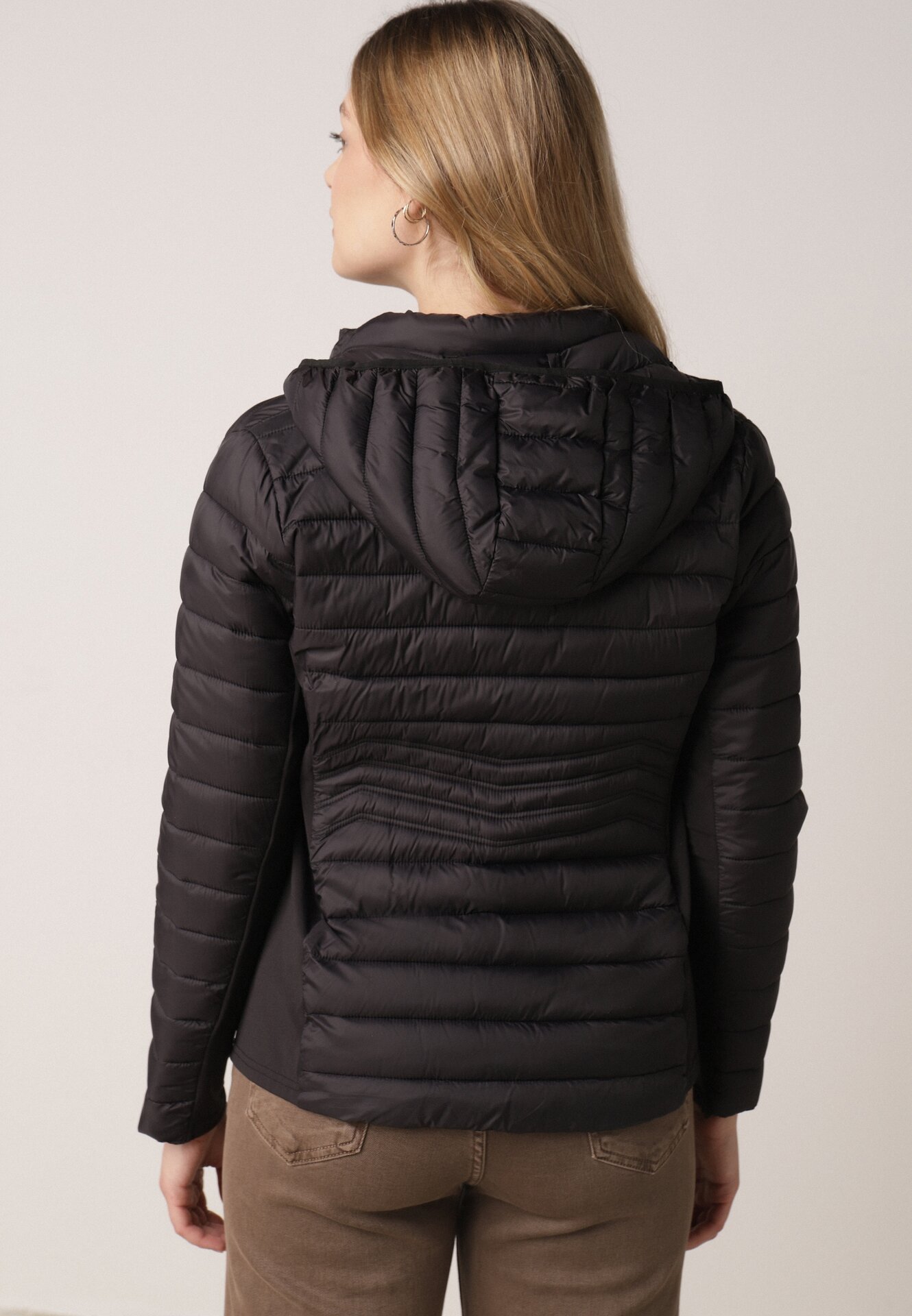 Czarna Pikowana Kurtka Przejściowa z Kapturem i Elastycznymi Panelami Feziala