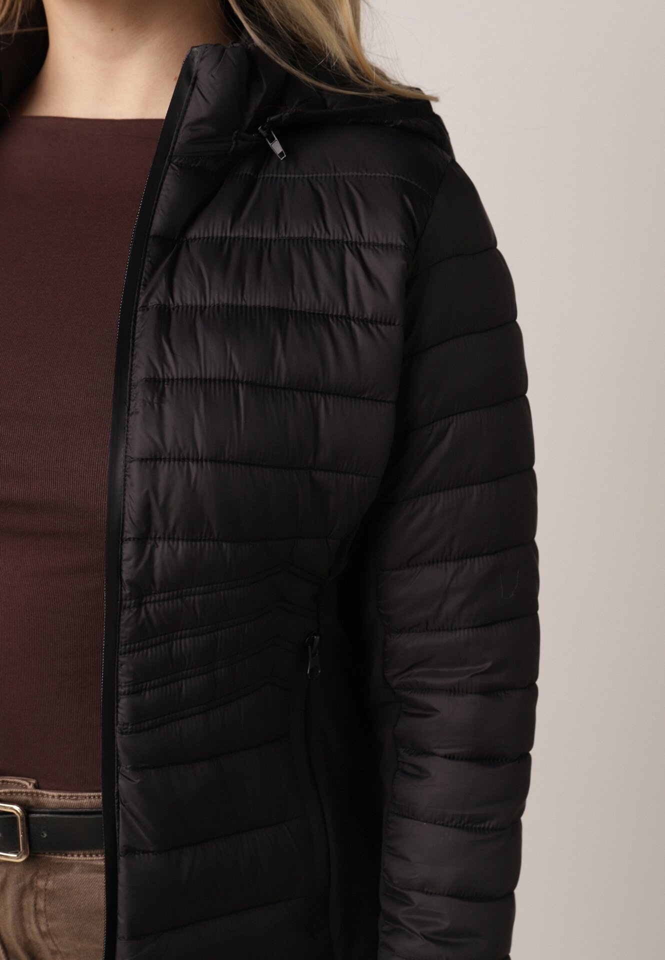 Czarna Pikowana Kurtka Przejściowa z Kapturem i Elastycznymi Panelami Feziala