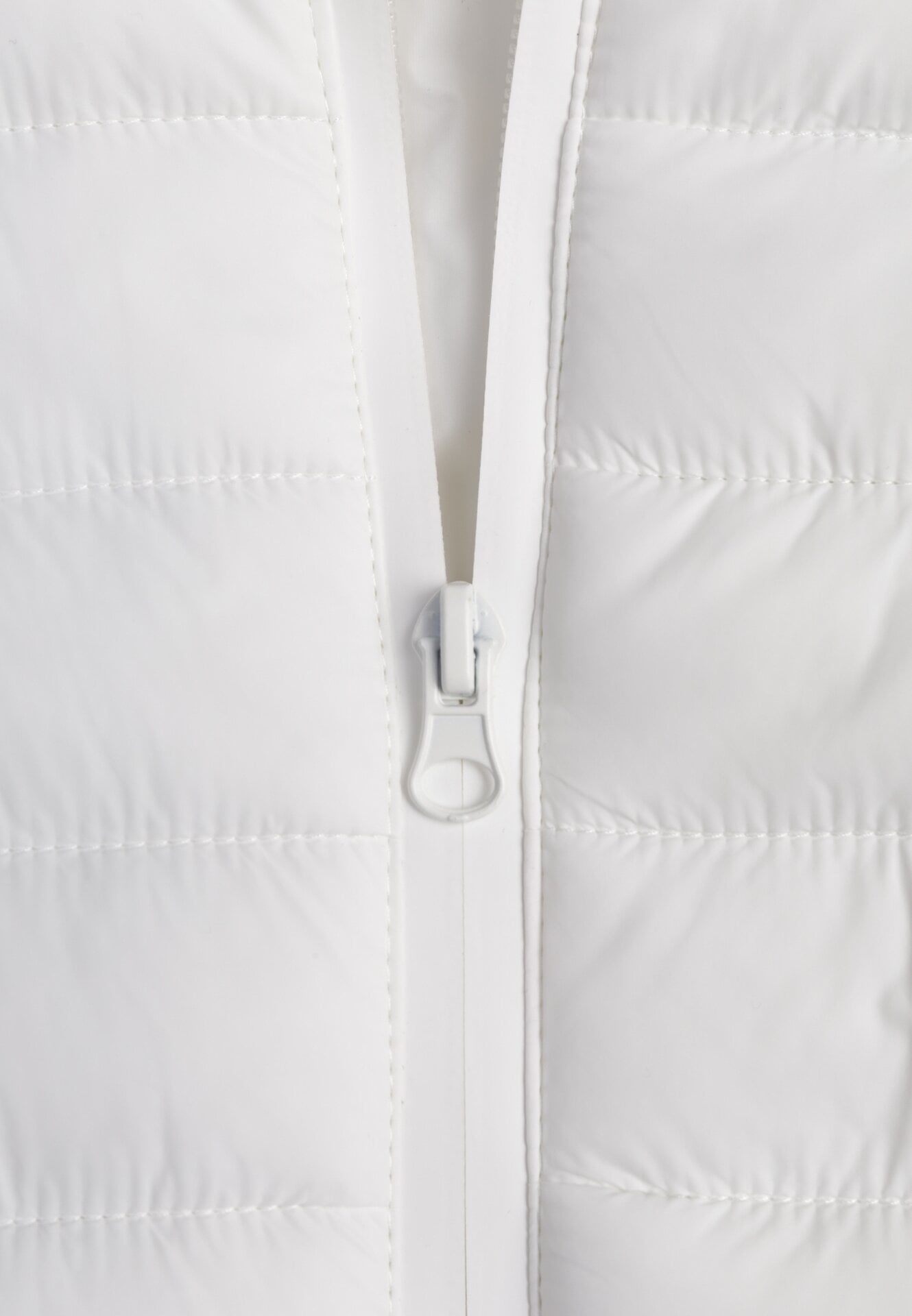 Biała Pikowana Kurtka Przejściowa z Kapturem i Elastycznymi Panelami Feziala