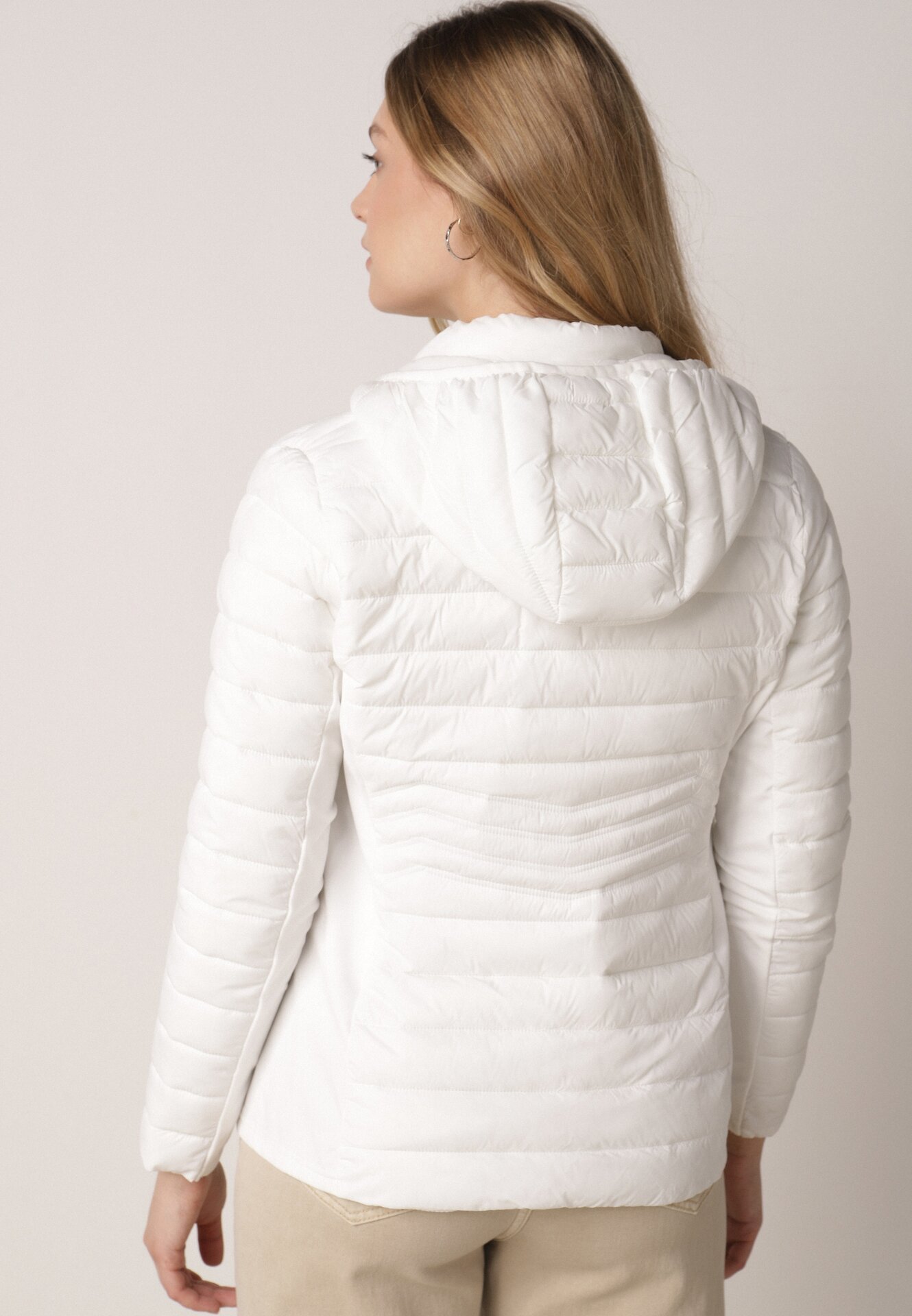 Biała Pikowana Kurtka Przejściowa z Kapturem i Elastycznymi Panelami Feziala