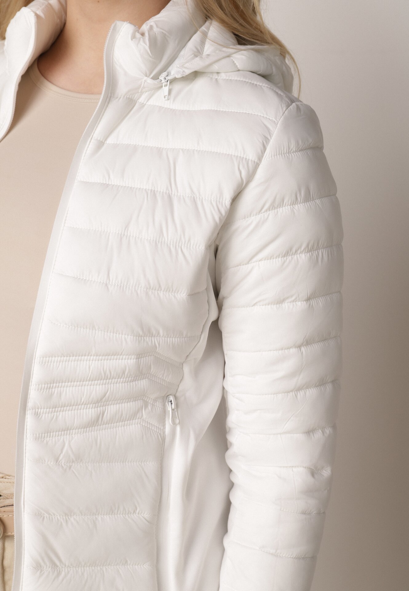 Biała Pikowana Kurtka Przejściowa z Kapturem i Elastycznymi Panelami Feziala