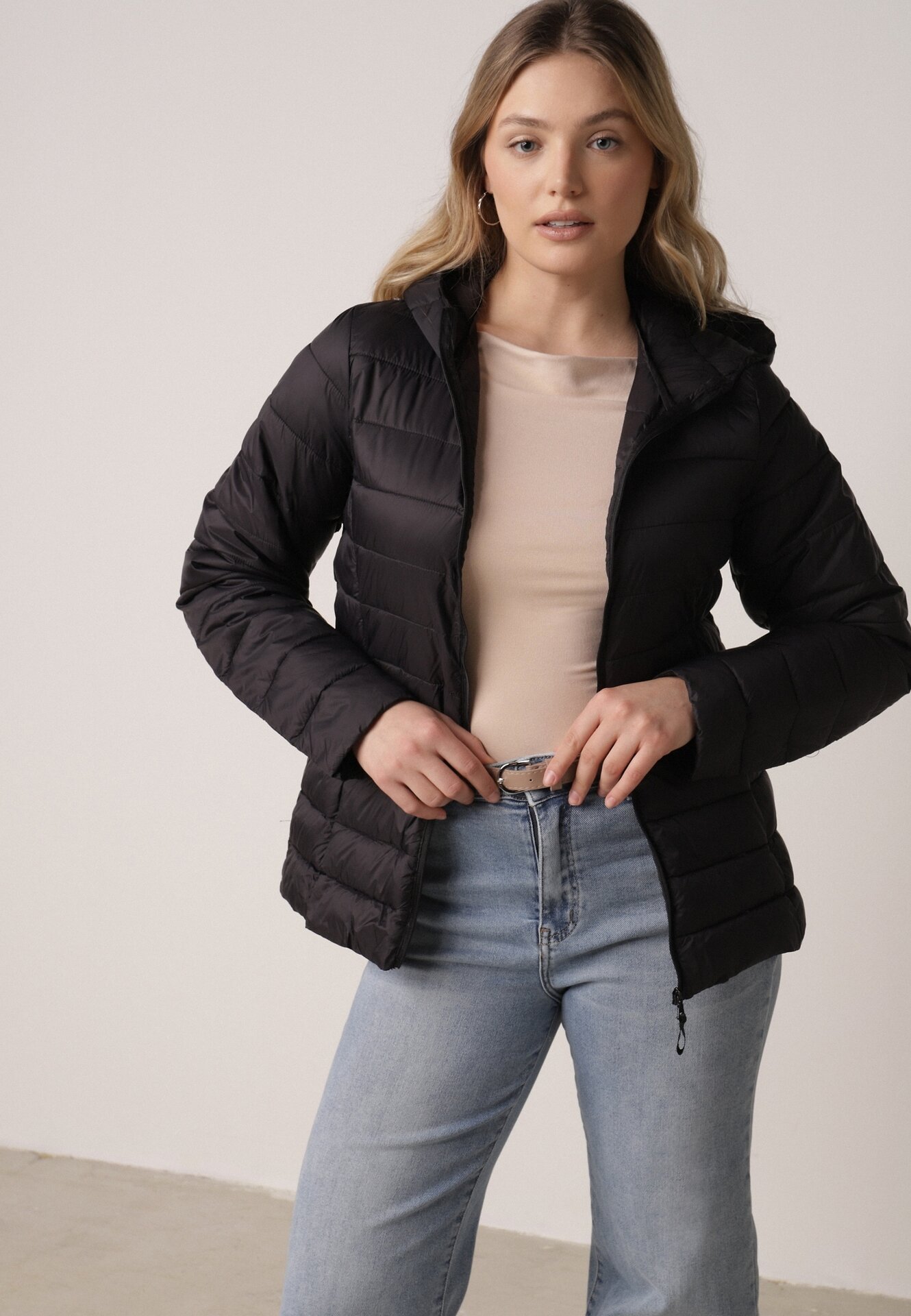 Czarna Przejściowa Kurtka z Kapturem i Pikowanymi Przeszyciami Pretilda