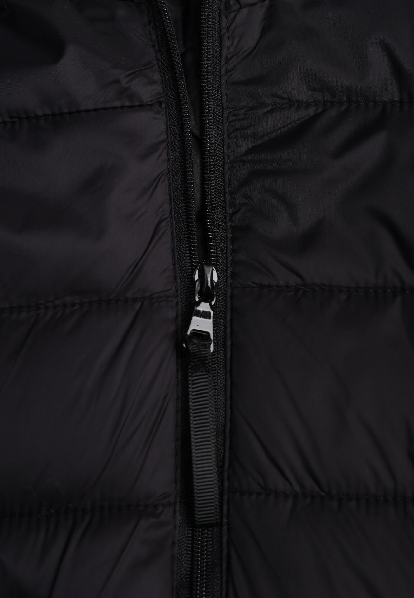 Czarna Przejściowa Kurtka z Kapturem i Pikowanymi Przeszyciami Pretilda