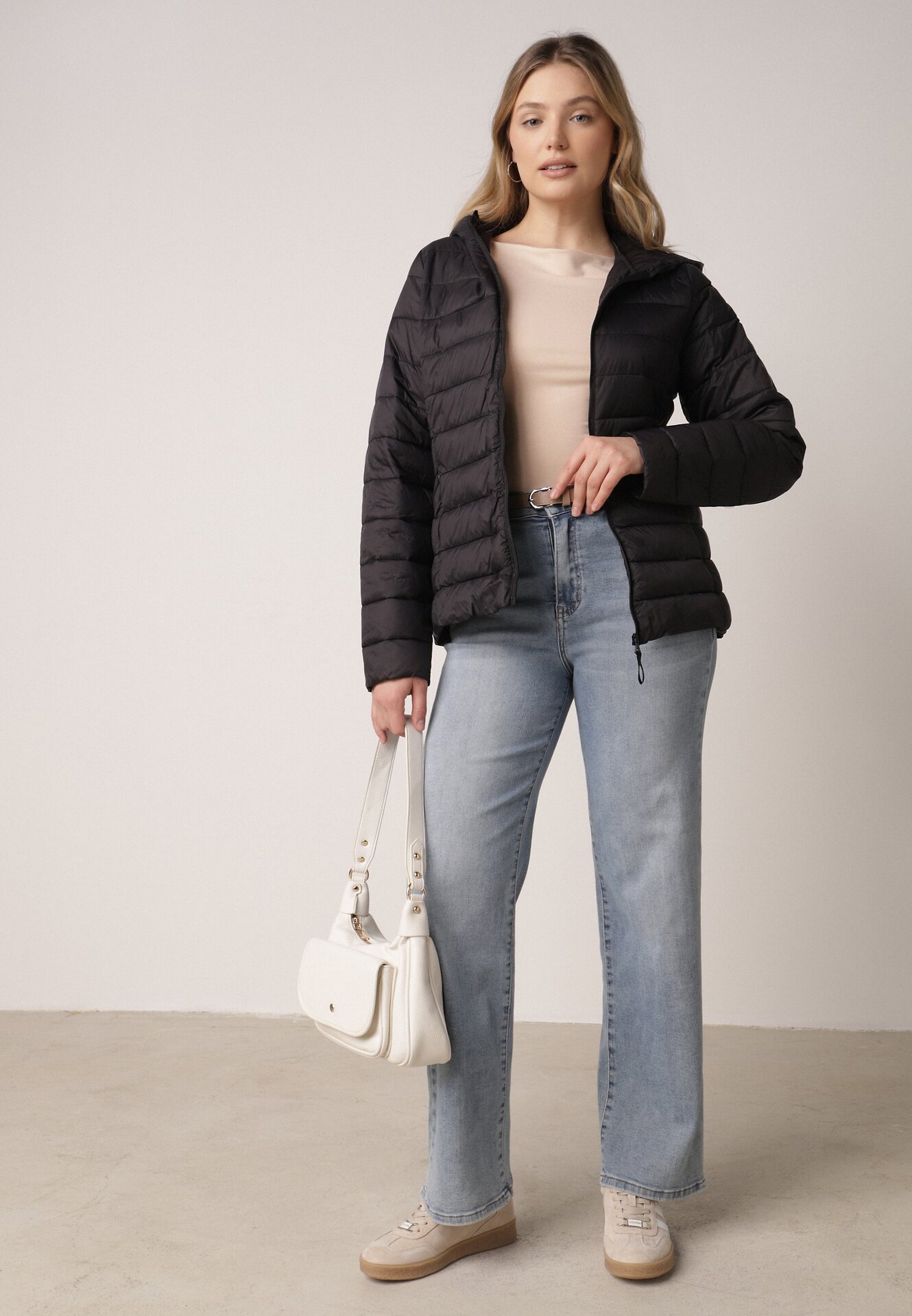 Czarna Przejściowa Kurtka z Kapturem i Pikowanymi Przeszyciami Pretilda