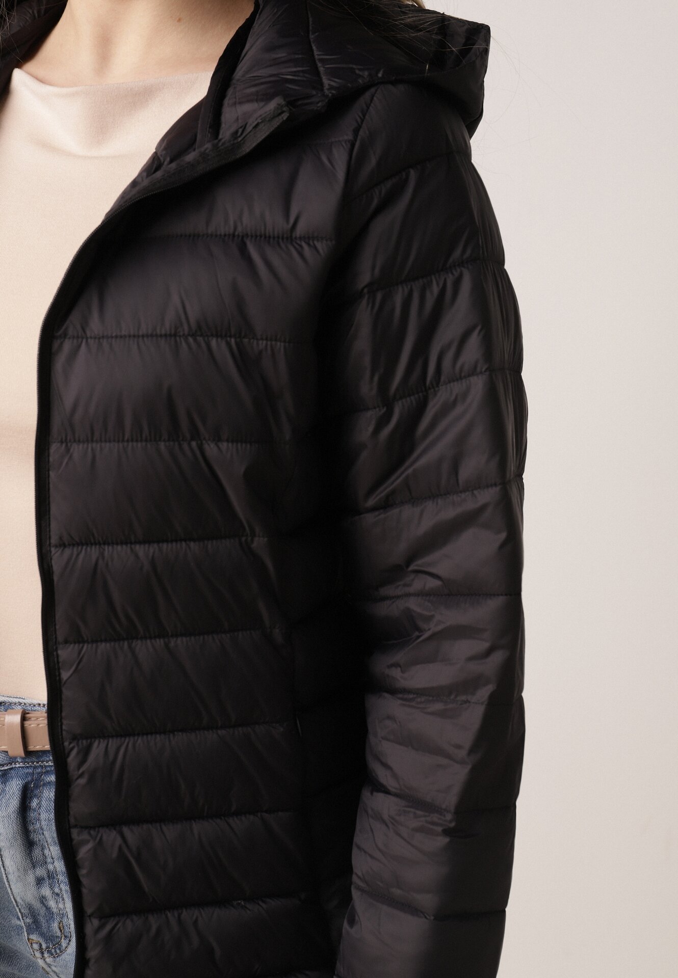 Czarna Przejściowa Kurtka z Kapturem i Pikowanymi Przeszyciami Pretilda