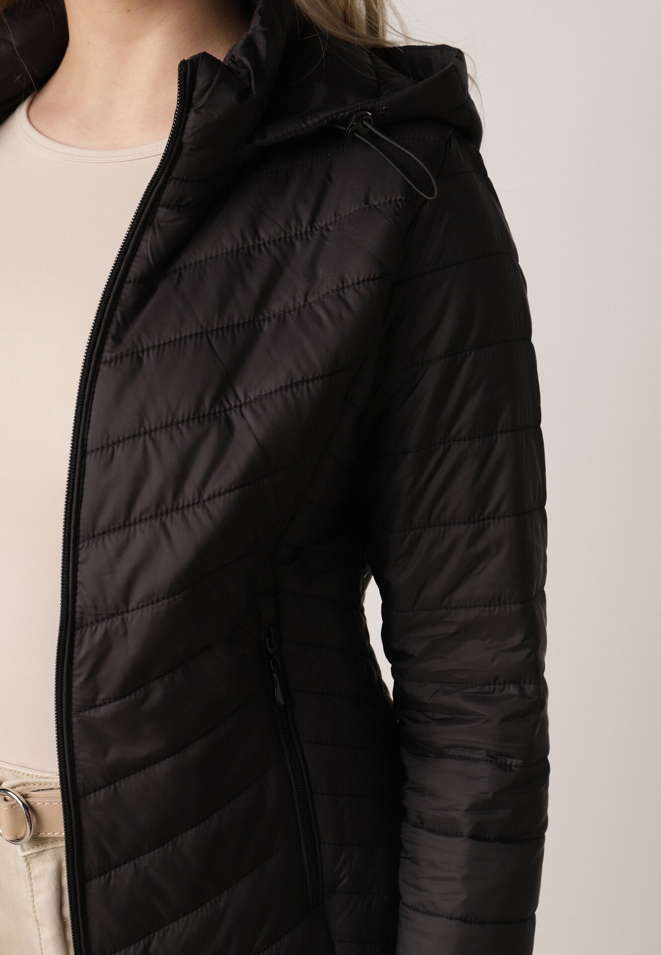 Czarna Przejściowa Kurtka Pikowana z Odpinanym Kapturem Edrelith