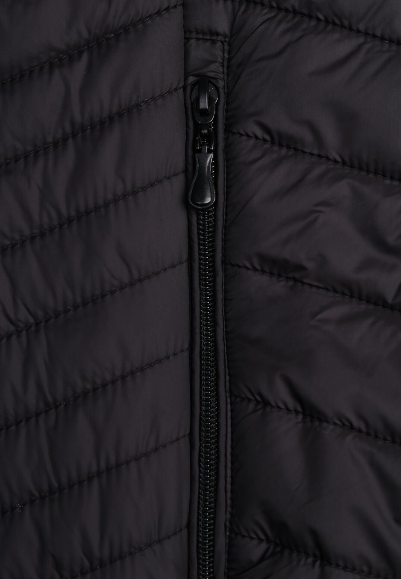 Czarna Lekka Kurtka Przejściowa z Pikowaniem i Odpinanym Kapturem Alissara