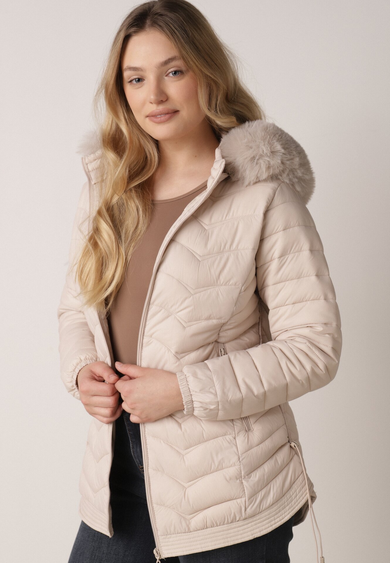 Jasnobeżowa Pikowana Kurtka Przejściowa z Kapturem i Ściągaczami po Bokach Fezika