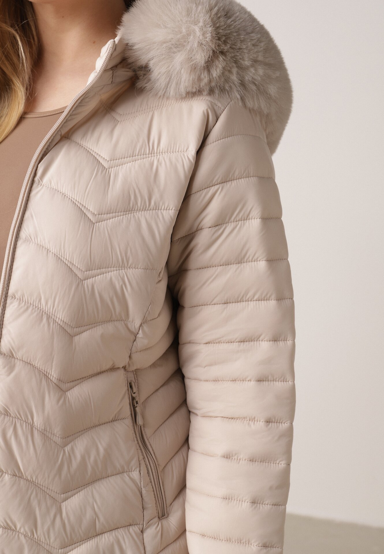 Jasnobeżowa Pikowana Kurtka Przejściowa z Kapturem i Ściągaczami po Bokach Fezika