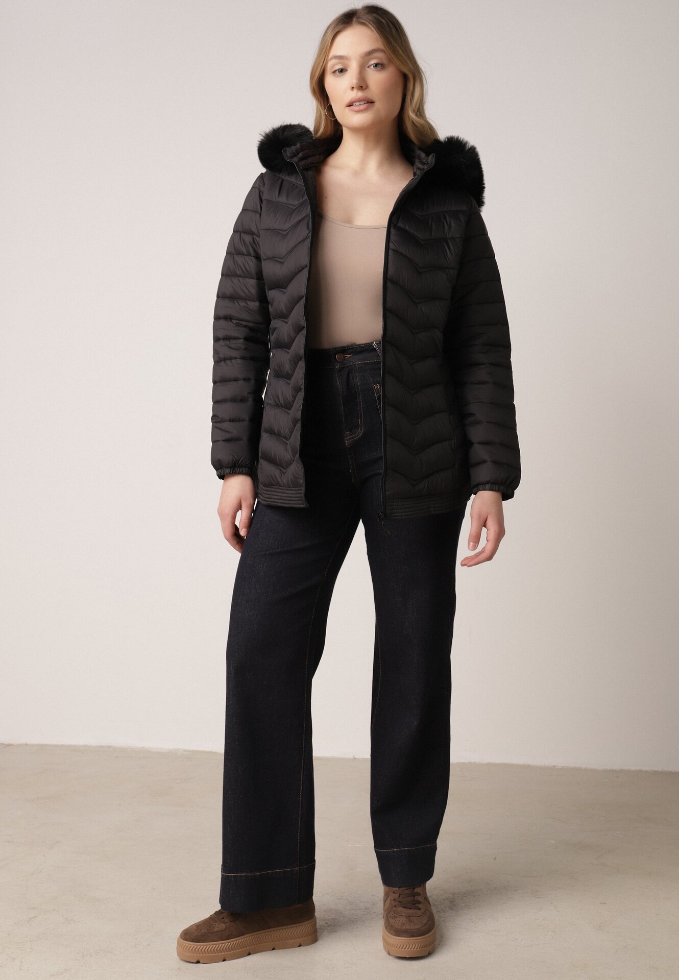 Czarna Pikowana Kurtka Przejściowa z Kapturem i Ściągaczami po Bokach Fezika